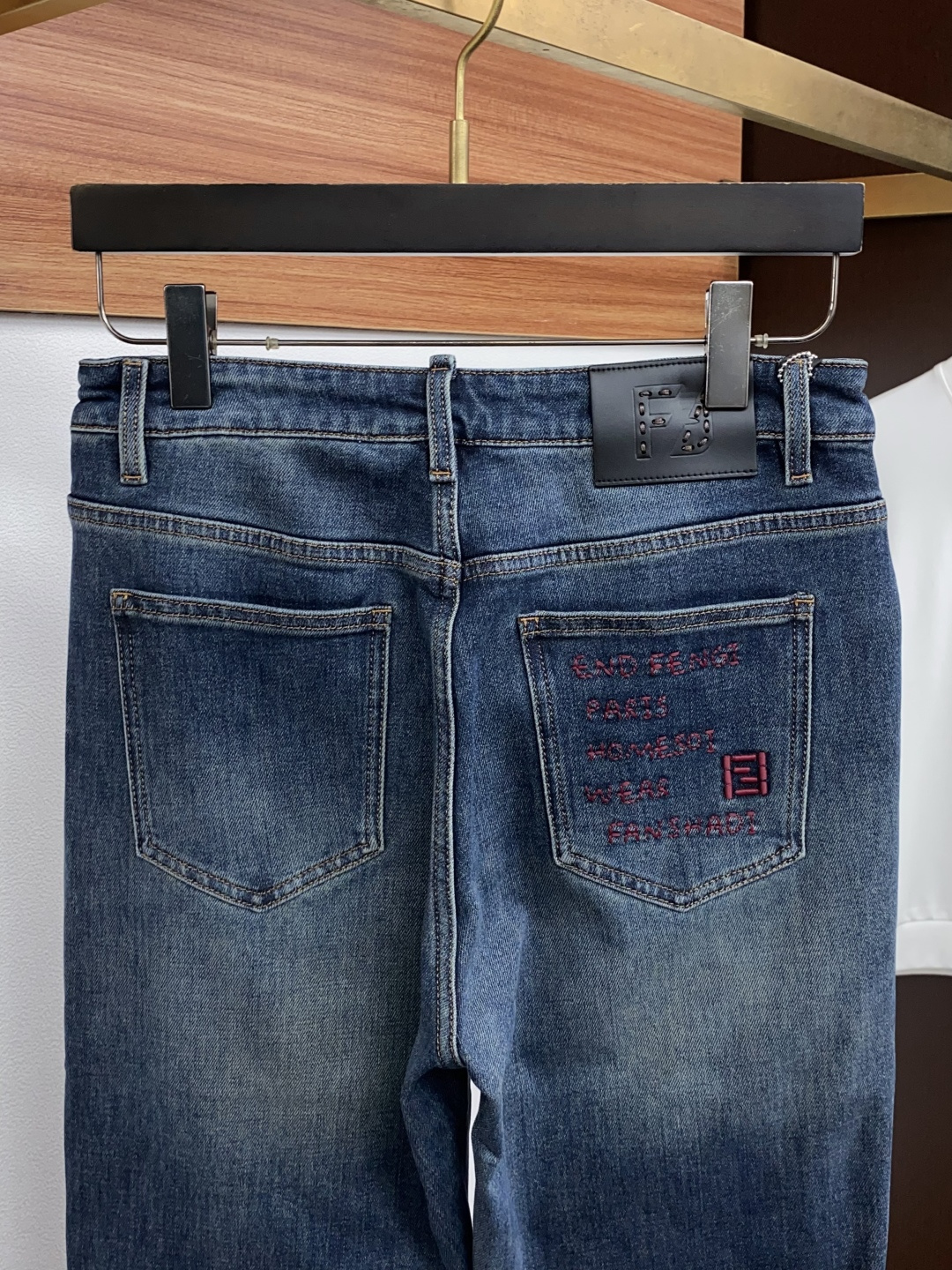 芬迪 29-38最新款修身 牛仔裤 秋冬最新款上身版型无敌正! 绝对可以闭眼收的一款 此款裤子非常百搭,日常上班 户外运 芬迪 29-38最新款修身 牛仔裤 秋冬最新款上身版型无敌正! 绝对可以闭眼收的一款 此款裤子非常百搭,日常上班 户外运
