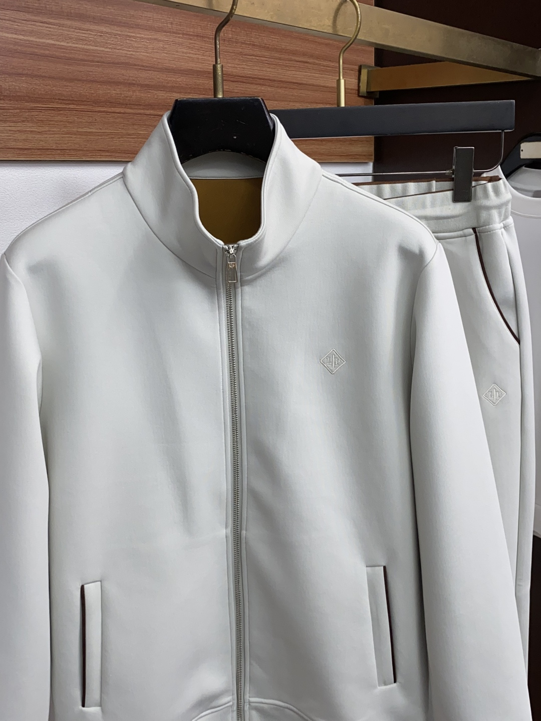 Loro Piana 诺悠翩雅 码数 M-3xL 一套出售，不拆卖 时尚长袖连帽外套套装，，， 臻选高端弹力纯棉棉面料，