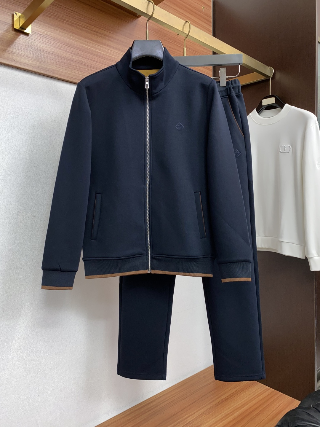 Loro Piana 诺悠翩雅 码数 M-3xL 一套出售，不拆卖 时尚长袖连帽外套套装，，， 臻选高端弹力纯棉棉面料，