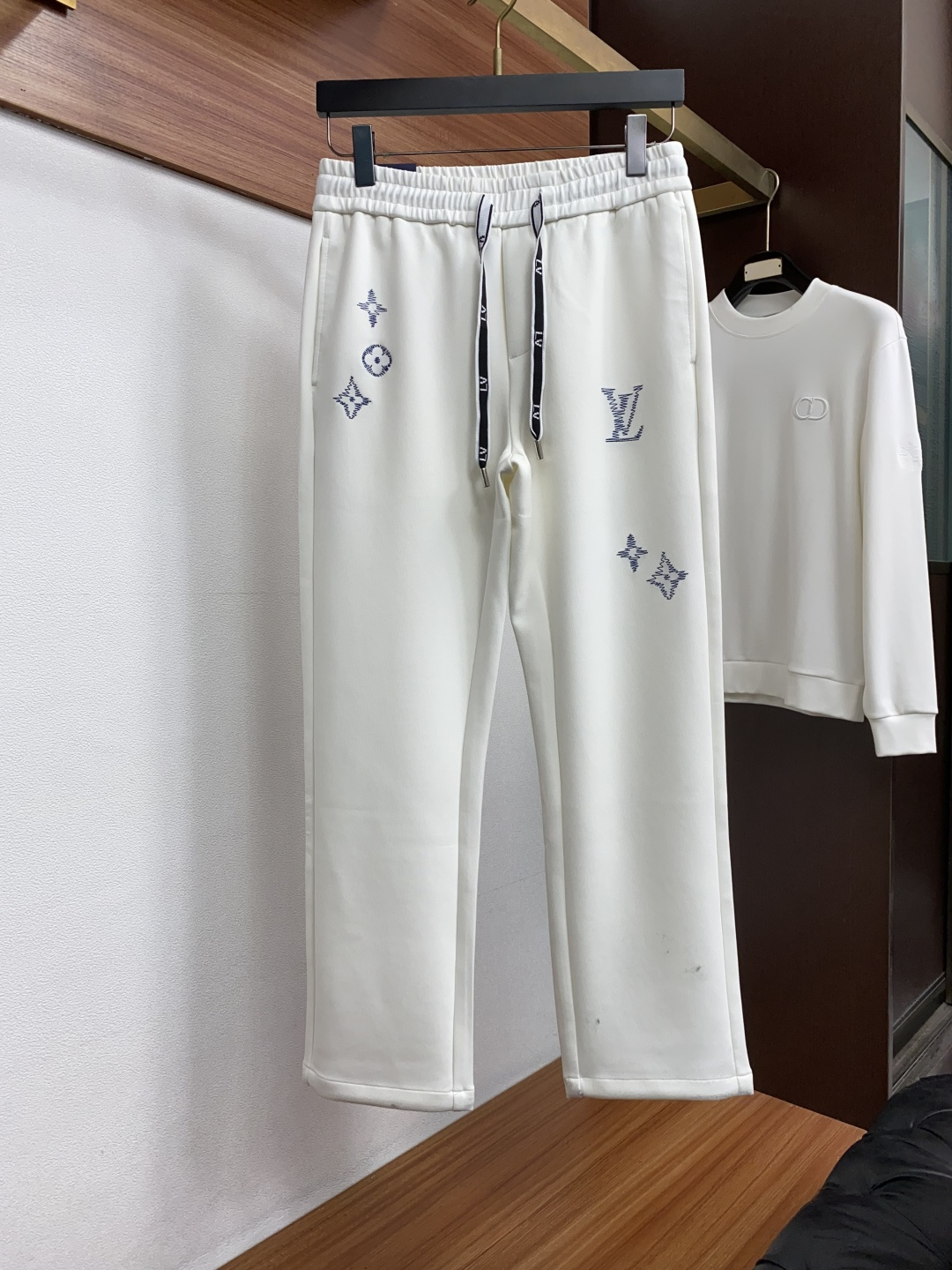 M-3xL 最新款秋冬时尚休闲裤最新款上身版型无敌正!直筒版型 绝对可以闭眼收的一款 面料采用莫代尔棉空气层 此款裤子非 M-3xL 最新款秋冬时尚休闲裤最新款上身版型无敌正!直筒版型 绝对可以闭眼收的一款 面料采用莫代尔棉空气层 此款裤子非