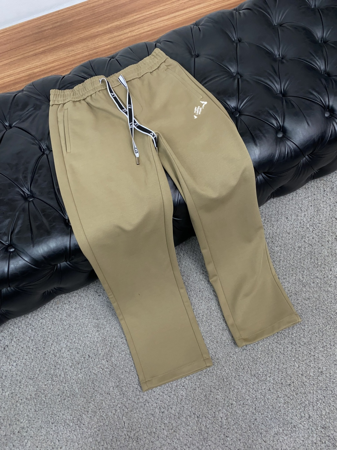 M-3xL 最新款秋冬时尚休闲裤最新款上身版型无敌正!直筒版型 绝对可以闭眼收的一款 面料采用莫代尔棉空气层 此款裤子非 M-3xL 最新款秋冬时尚休闲裤最新款上身版型无敌正!直筒版型 绝对可以闭眼收的一款 面料采用莫代尔棉空气层 此款裤子非