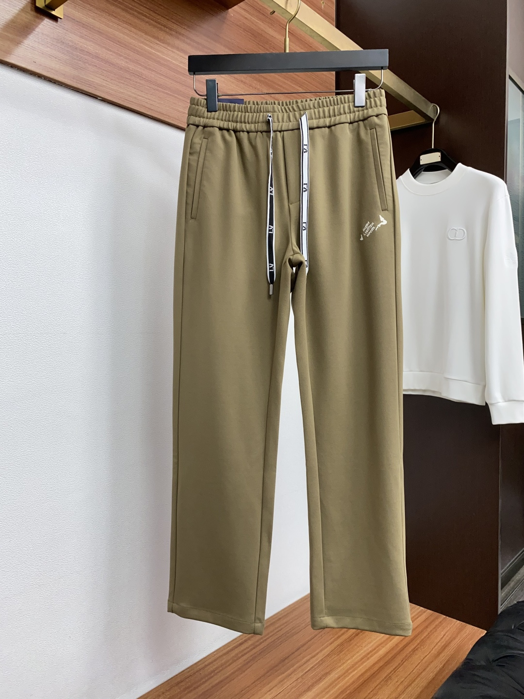 M-3xL 最新款秋冬时尚休闲裤最新款上身版型无敌正!直筒版型 绝对可以闭眼收的一款 面料采用莫代尔棉空气层 此款裤子非 M-3xL 最新款秋冬时尚休闲裤最新款上身版型无敌正!直筒版型 绝对可以闭眼收的一款 面料采用莫代尔棉空气层 此款裤子非