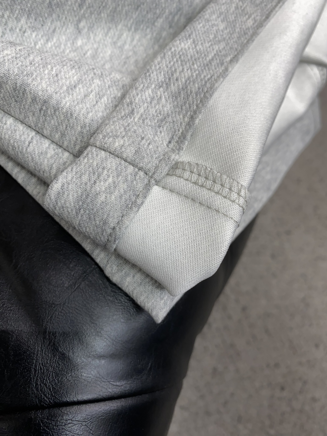 普拉达 M-3xL 最新款秋冬时尚休闲裤最新款上身版型无敌正！直筒版型 绝对可以闭眼收的一款 面料采用莫代尔棉空气层 此