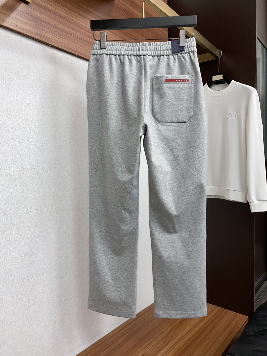 普拉达 M-3xL 最新款秋冬时尚休闲裤最新款上身版型无敌正！直筒版型 绝对可以闭眼收的一款 面料采用莫代尔棉空气层 此