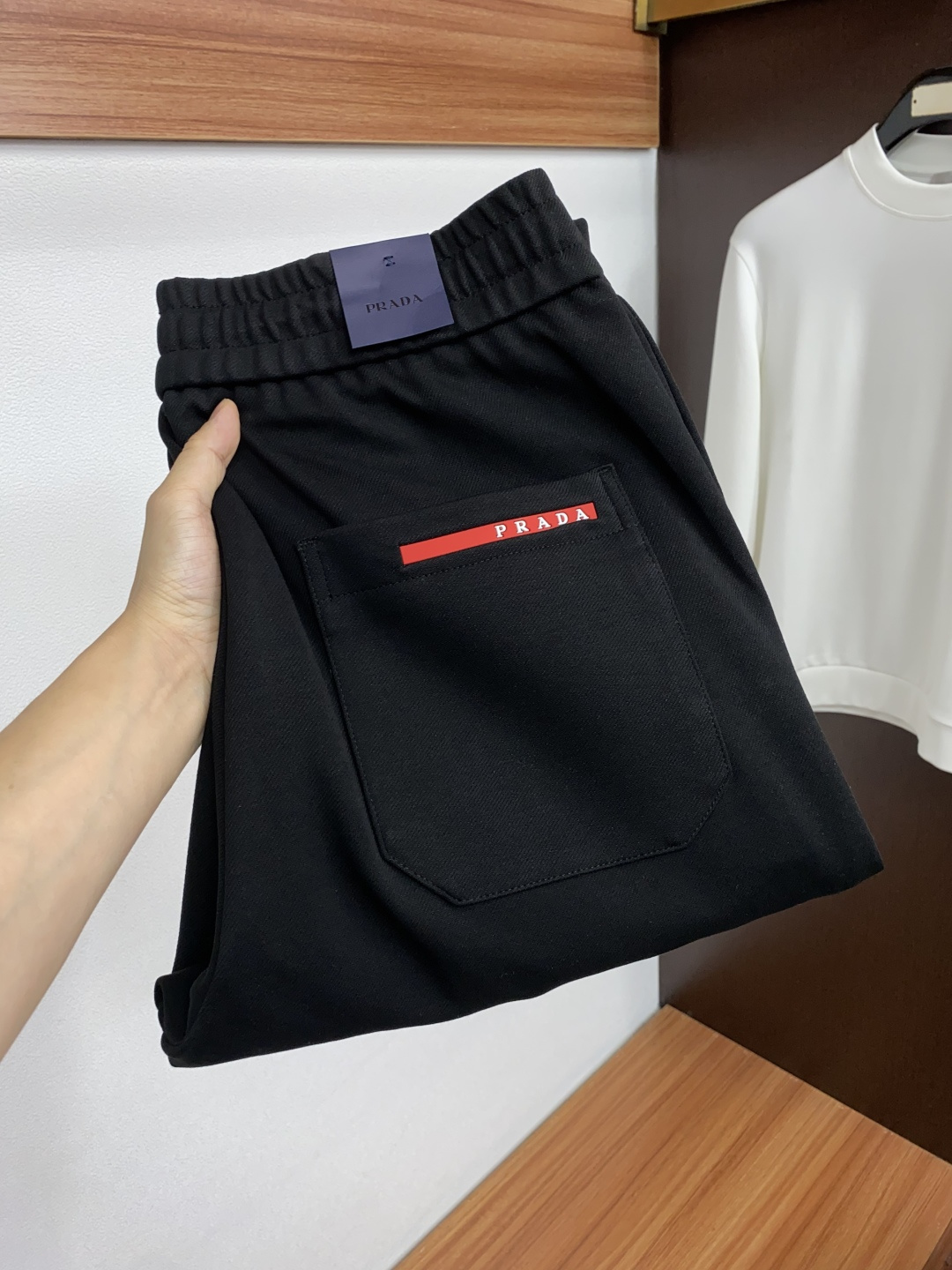 普拉达 M-3xL 最新款秋冬时尚休闲裤最新款上身版型无敌正!直筒版型 绝对可以闭眼收的一款 面料采用莫代尔棉空气层 此 普拉达 M-3xL 最新款秋冬时尚休闲裤最新款上身版型无敌正!直筒版型 绝对可以闭眼收的一款 面料采用莫代尔棉空气层 此