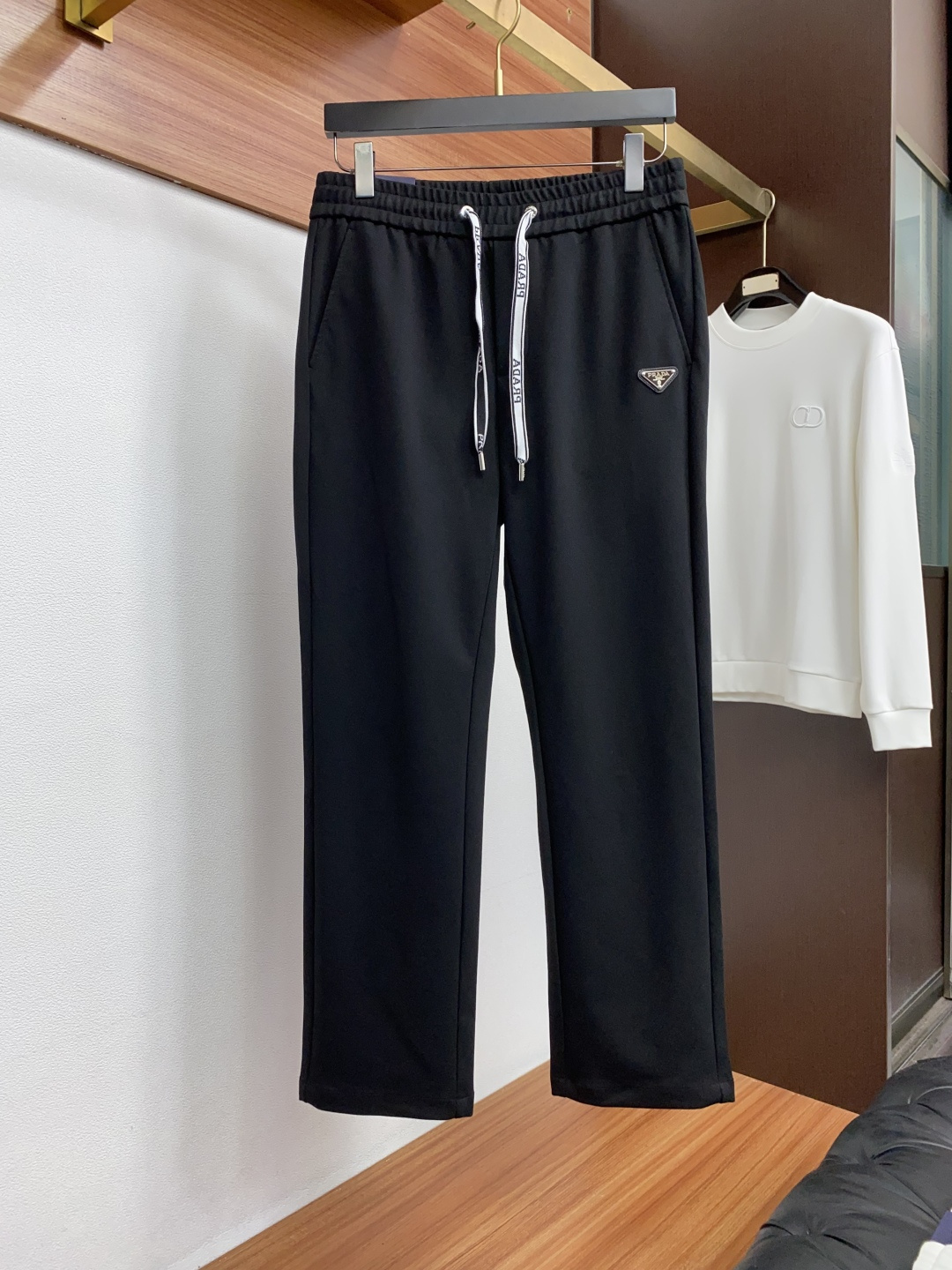 普拉达 M-3xL 最新款秋冬时尚休闲裤最新款上身版型无敌正!直筒版型 绝对可以闭眼收的一款 面料采用莫代尔棉空气层 此 普拉达 M-3xL 最新款秋冬时尚休闲裤最新款上身版型无敌正!直筒版型 绝对可以闭眼收的一款 面料采用莫代尔棉空气层 此
