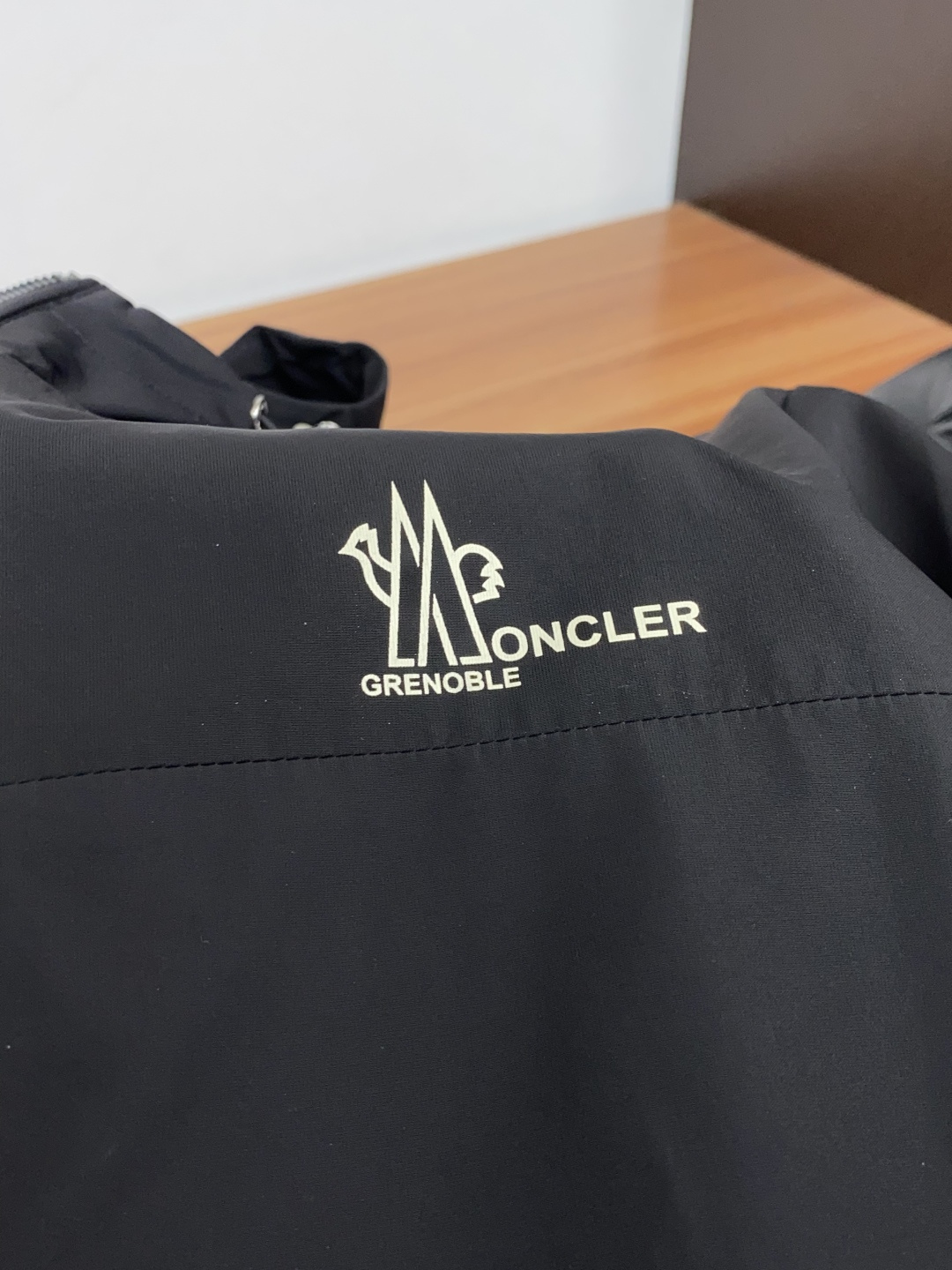 蒙口 码数M-3xL 重磅推荐!2026秋冬新品 官网同步发售 简约连帽夹克外套 进口原版高品质聚酯纤维面料,工艺垂度和 蒙口 码数M-3xL 重磅推荐!2026秋冬新品 官网同步发售 简约连帽夹克外套 进口原版高品质聚酯纤维面料,工艺垂度和