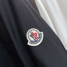 蒙口 码数M-3xL 重磅推荐!2026秋冬新品 官网同步发售 简约连帽夹克外套 进口原版高品质聚酯纤维面料,工艺垂度和 蒙口 码数M-3xL 重磅推荐!2026秋冬新品 官网同步发售 简约连帽夹克外套 进口原版高品质聚酯纤维面料,工艺垂度和
