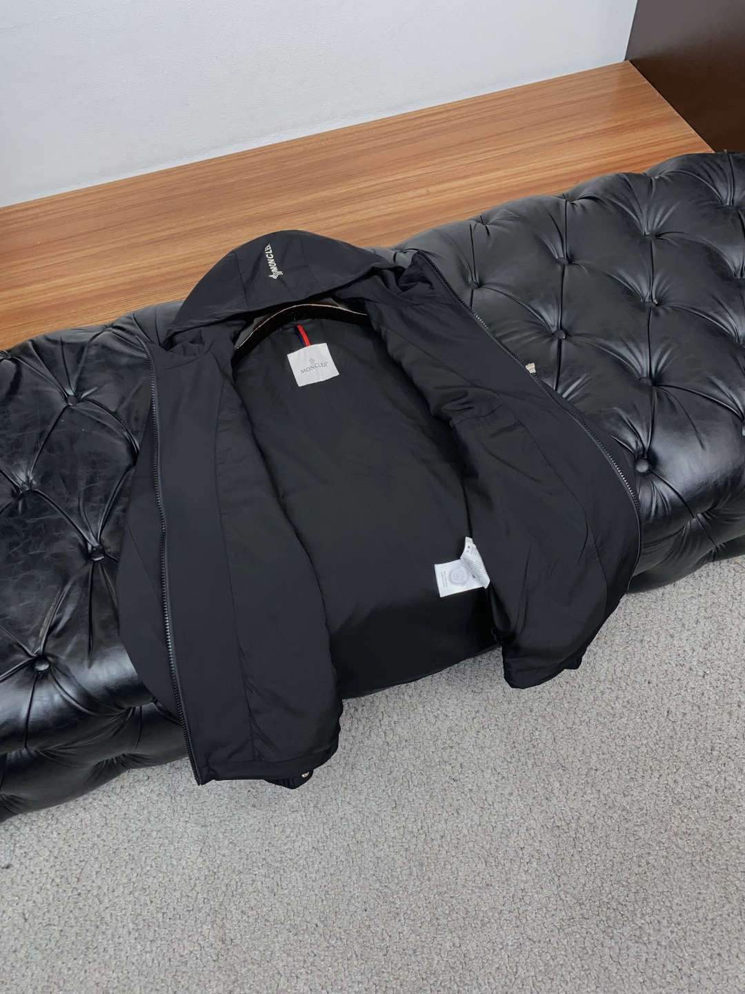 蒙口 码数M-3xL 重磅推荐!2026秋冬新品 官网同步发售 简约连帽夹克外套 进口原版高品质聚酯纤维面料,工艺垂度和 蒙口 码数M-3xL 重磅推荐!2026秋冬新品 官网同步发售 简约连帽夹克外套 进口原版高品质聚酯纤维面料,工艺垂度和