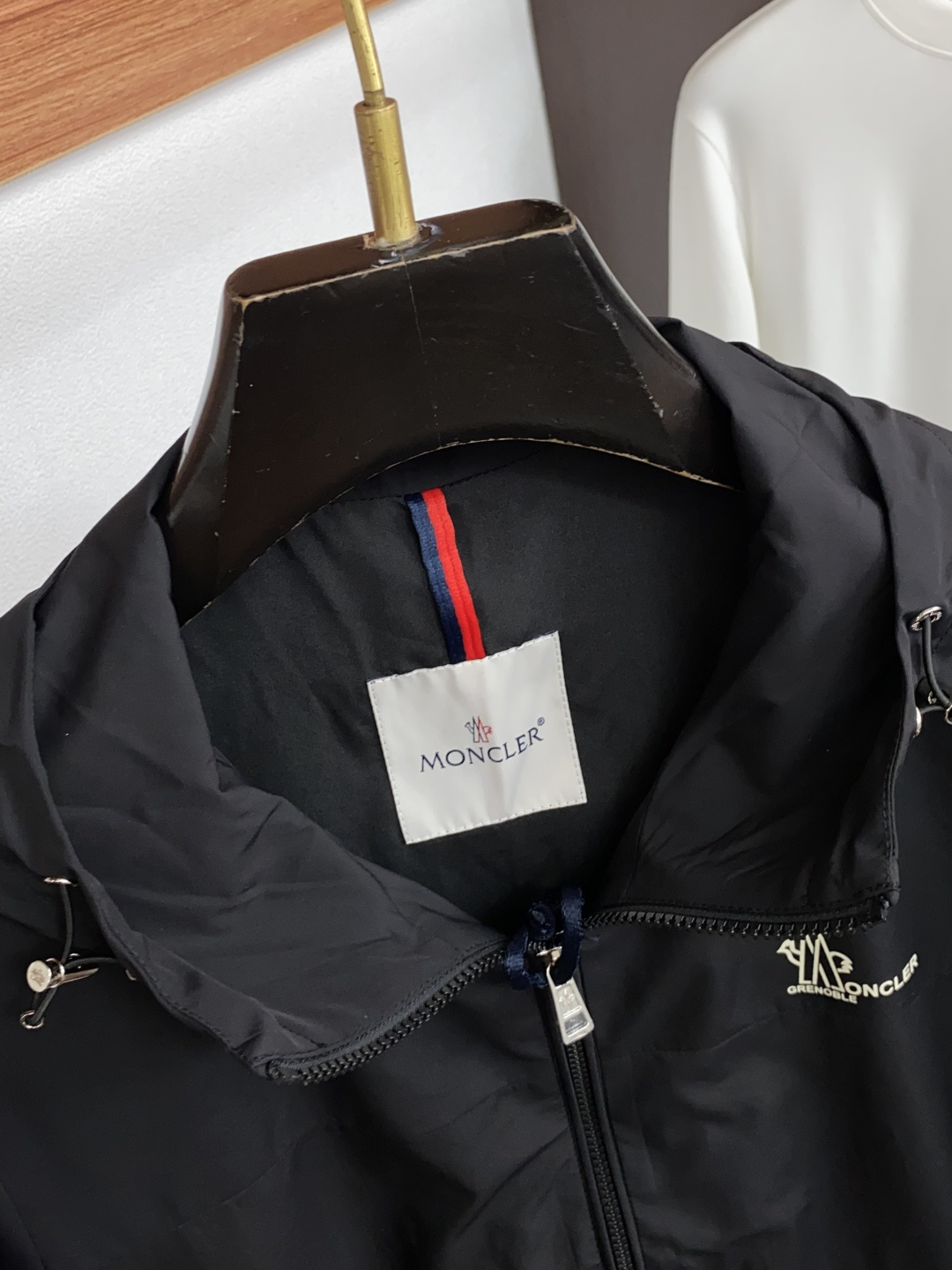 蒙口 码数M-3xL 重磅推荐!2026秋冬新品 官网同步发售 简约连帽夹克外套 进口原版高品质聚酯纤维面料,工艺垂度和 蒙口 码数M-3xL 重磅推荐!2026秋冬新品 官网同步发售 简约连帽夹克外套 进口原版高品质聚酯纤维面料,工艺垂度和
