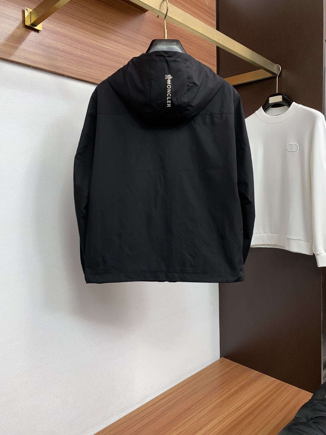 蒙口 码数M-3xL 重磅推荐!2026秋冬新品 官网同步发售 简约连帽夹克外套 进口原版高品质聚酯纤维面料,工艺垂度和 蒙口 码数M-3xL 重磅推荐!2026秋冬新品 官网同步发售 简约连帽夹克外套 进口原版高品质聚酯纤维面料,工艺垂度和