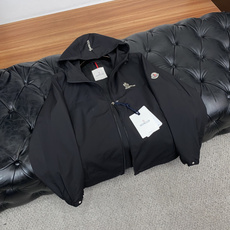 蒙口 码数M-3xL 重磅推荐!2026秋冬新品 官网同步发售 简约连帽夹克外套 进口原版高品质聚酯纤维面料,工艺垂度和 蒙口 码数M-3xL 重磅推荐!2026秋冬新品 官网同步发售 简约连帽夹克外套 进口原版高品质聚酯纤维面料,工艺垂度和