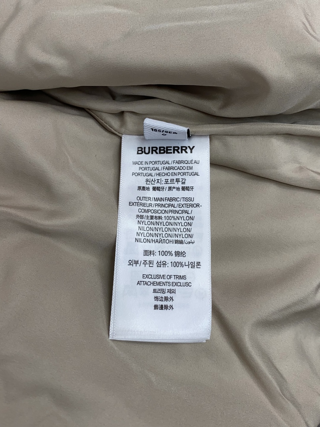 巴宝莉 码数M-3xL 重磅推荐!2026秋冬新品 官网同步发售 简约连帽夹克外套 进口原版高品质聚酯纤维面料,工艺垂度 巴宝莉 码数M-3xL 重磅推荐!2026秋冬新品 官网同步发售 简约连帽夹克外套 进口原版高品质聚酯纤维面料,工艺垂度