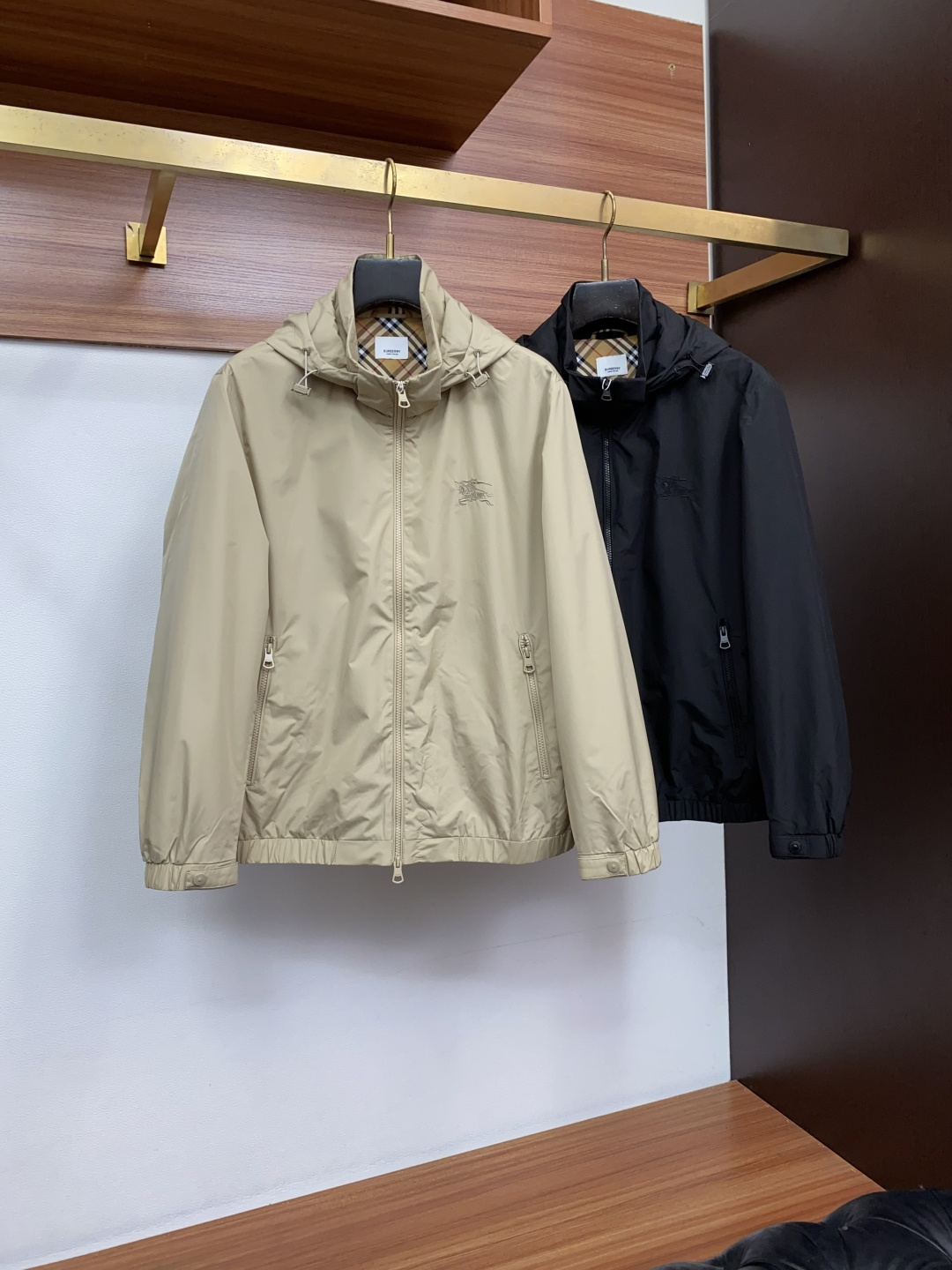 巴宝莉 码数M-3xL 重磅推荐!2026秋冬新品 官网同步发售 简约连帽夹克外套 进口原版高品质聚酯纤维面料,工艺垂度 巴宝莉 码数M-3xL 重磅推荐!2026秋冬新品 官网同步发售 简约连帽夹克外套 进口原版高品质聚酯纤维面料,工艺垂度