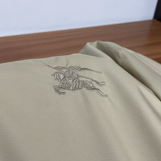 巴宝莉 码数M-3xL 重磅推荐!2026秋冬新品 官网同步发售 简约连帽夹克外套 进口原版高品质聚酯纤维面料,工艺垂度 巴宝莉 码数M-3xL 重磅推荐!2026秋冬新品 官网同步发售 简约连帽夹克外套 进口原版高品质聚酯纤维面料,工艺垂度