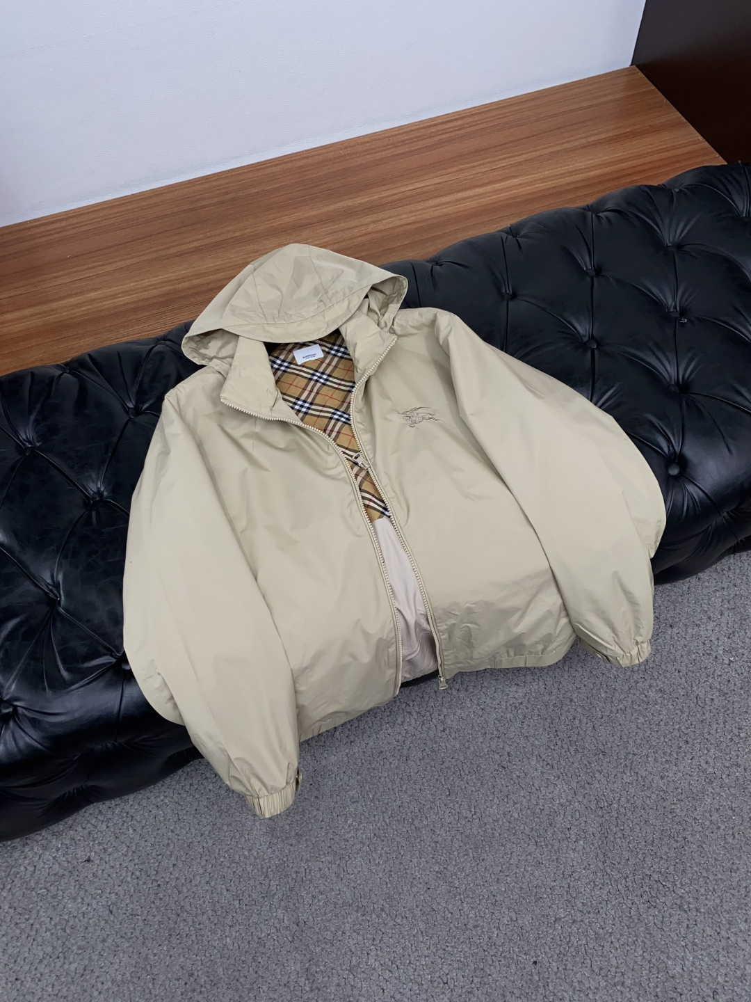 巴宝莉 码数M-3xL 重磅推荐!2026秋冬新品 官网同步发售 简约连帽夹克外套 进口原版高品质聚酯纤维面料,工艺垂度 巴宝莉 码数M-3xL 重磅推荐!2026秋冬新品 官网同步发售 简约连帽夹克外套 进口原版高品质聚酯纤维面料,工艺垂度