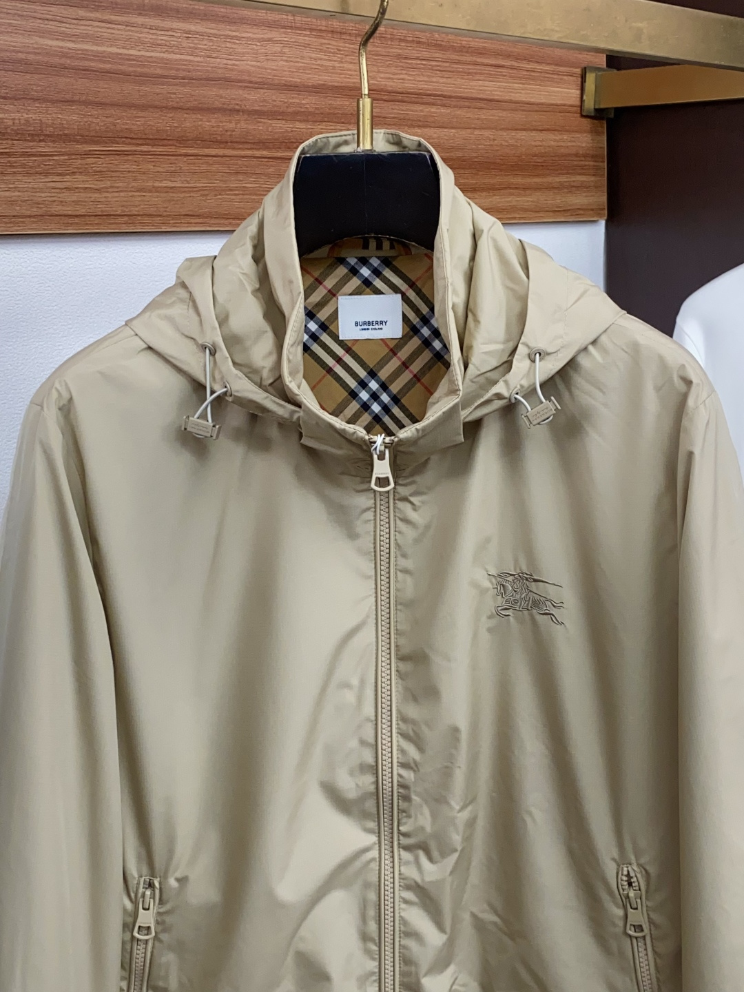 巴宝莉 码数M-3xL 重磅推荐!2026秋冬新品 官网同步发售 简约连帽夹克外套 进口原版高品质聚酯纤维面料,工艺垂度 巴宝莉 码数M-3xL 重磅推荐!2026秋冬新品 官网同步发售 简约连帽夹克外套 进口原版高品质聚酯纤维面料,工艺垂度