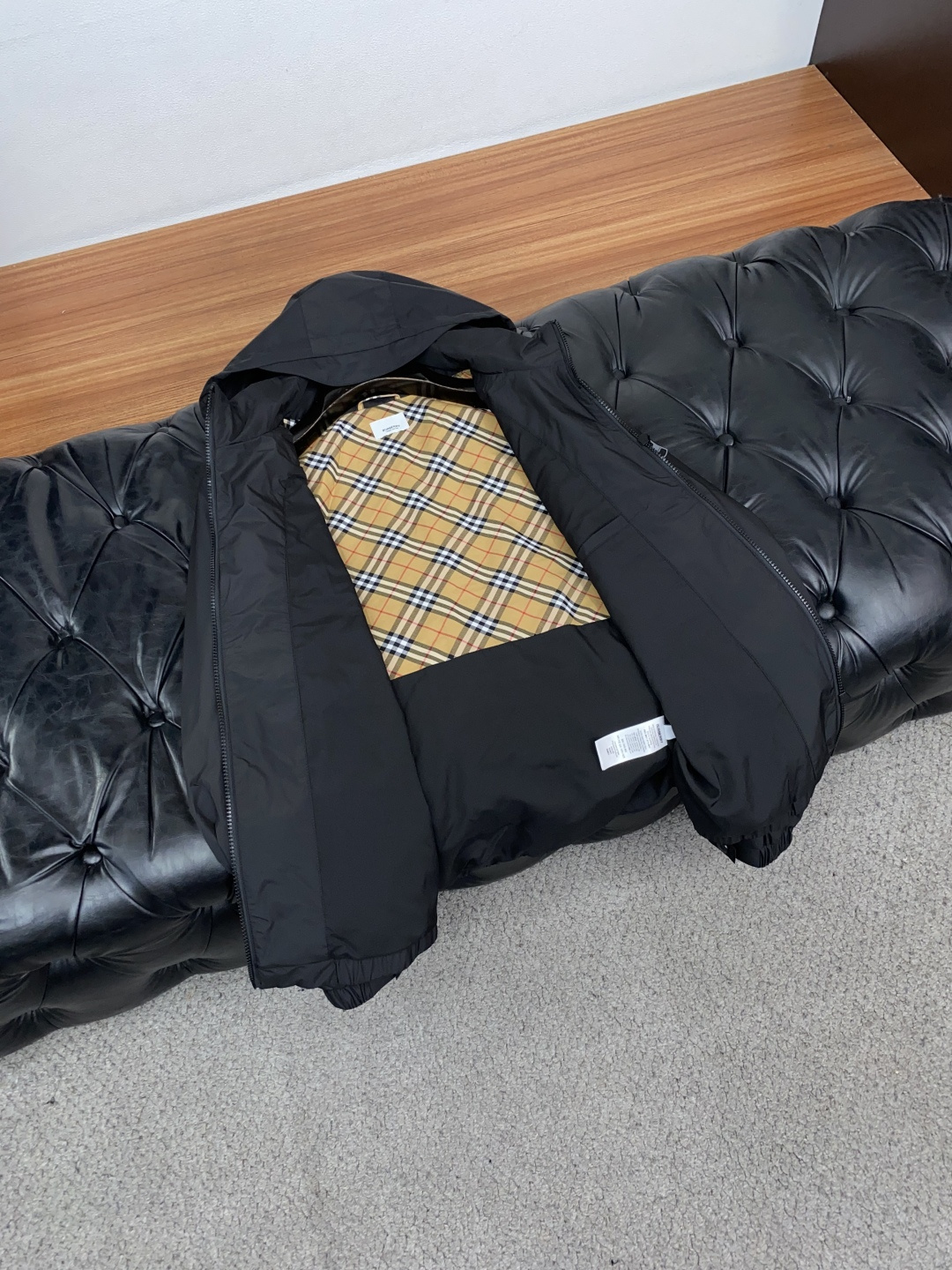 巴宝莉 码数M-3xL 重磅推荐!2026秋冬新品 官网同步发售 简约连帽夹克外套 进口原版高品质聚酯纤维面料,工艺垂度 巴宝莉 码数M-3xL 重磅推荐!2026秋冬新品 官网同步发售 简约连帽夹克外套 进口原版高品质聚酯纤维面料,工艺垂度