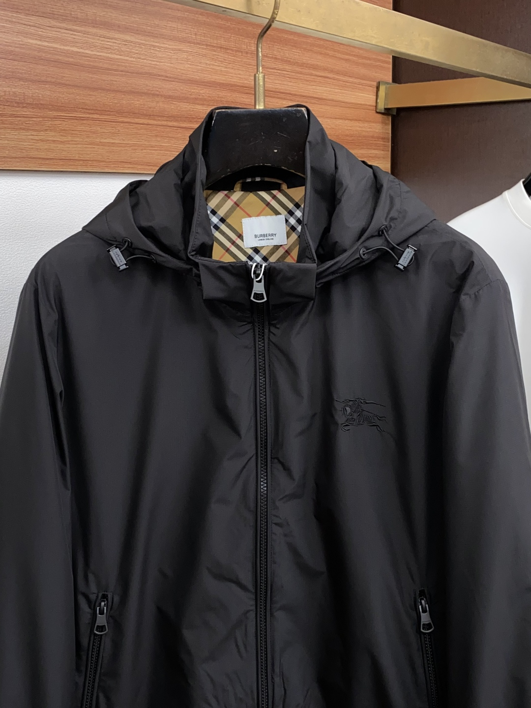 巴宝莉 码数M-3xL 重磅推荐!2026秋冬新品 官网同步发售 简约连帽夹克外套 进口原版高品质聚酯纤维面料,工艺垂度 巴宝莉 码数M-3xL 重磅推荐!2026秋冬新品 官网同步发售 简约连帽夹克外套 进口原版高品质聚酯纤维面料,工艺垂度