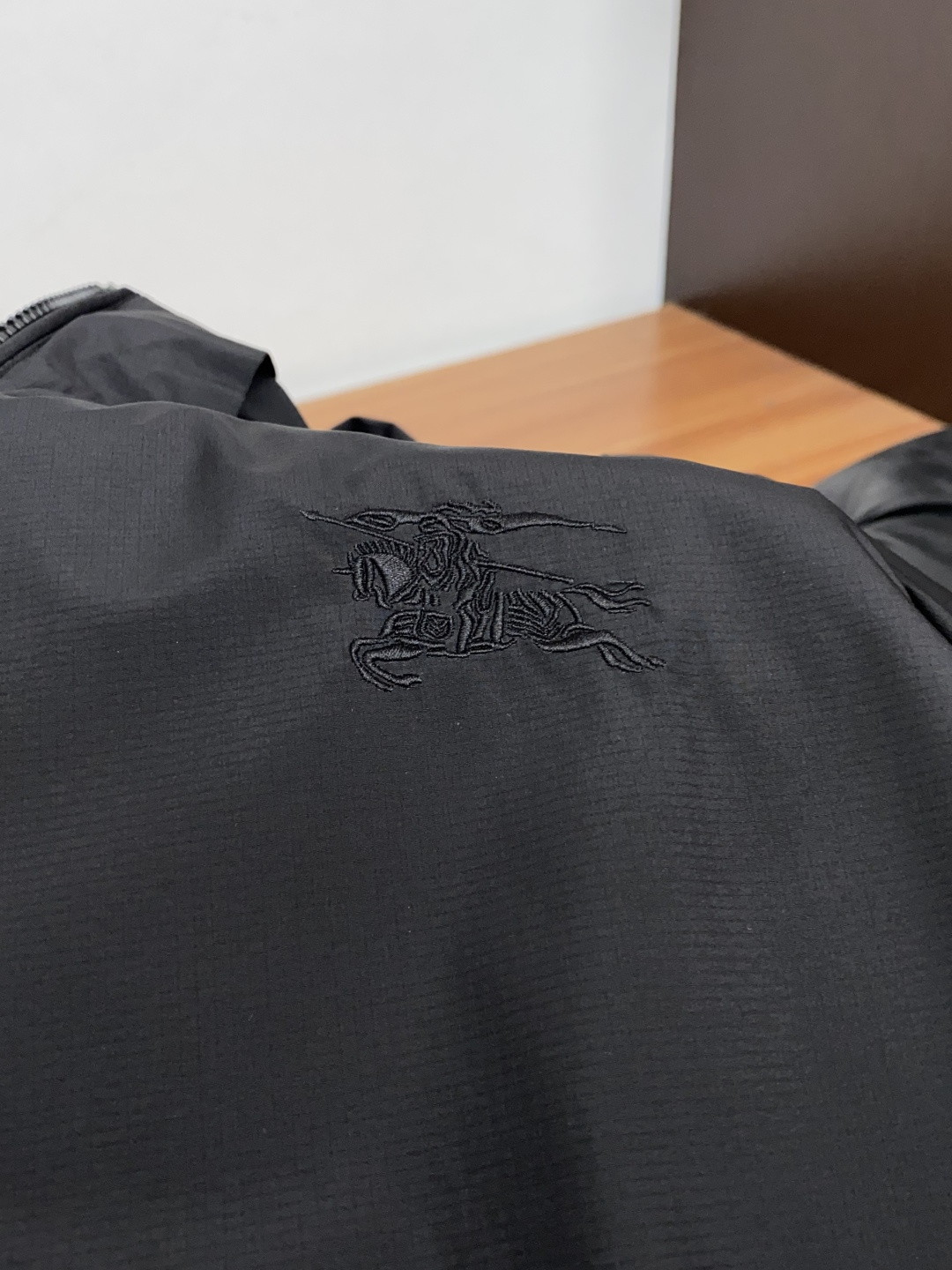 巴宝莉 码数M-3xL 重磅推荐!2026秋冬新品 官网同步发售 简约连帽夹克外套 进口原版高品质聚酯纤维面料,工艺垂度 巴宝莉 码数M-3xL 重磅推荐!2026秋冬新品 官网同步发售 简约连帽夹克外套 进口原版高品质聚酯纤维面料,工艺垂度