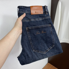 Loro Piana 诺悠翩雅 29-38最新款修身 牛仔裤 秋冬最新款上身版型无敌正! 绝对可以闭眼收的一款 此款裤子 Loro Piana 诺悠翩雅 29-38最新款修身 牛仔裤 秋冬最新款上身版型无敌正! 绝对可以闭眼收的一款 此款裤子