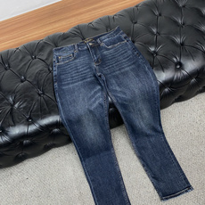 Loro Piana 诺悠翩雅 29-38最新款修身 牛仔裤 秋冬最新款上身版型无敌正! 绝对可以闭眼收的一款 此款裤子 Loro Piana 诺悠翩雅 29-38最新款修身 牛仔裤 秋冬最新款上身版型无敌正! 绝对可以闭眼收的一款 此款裤子