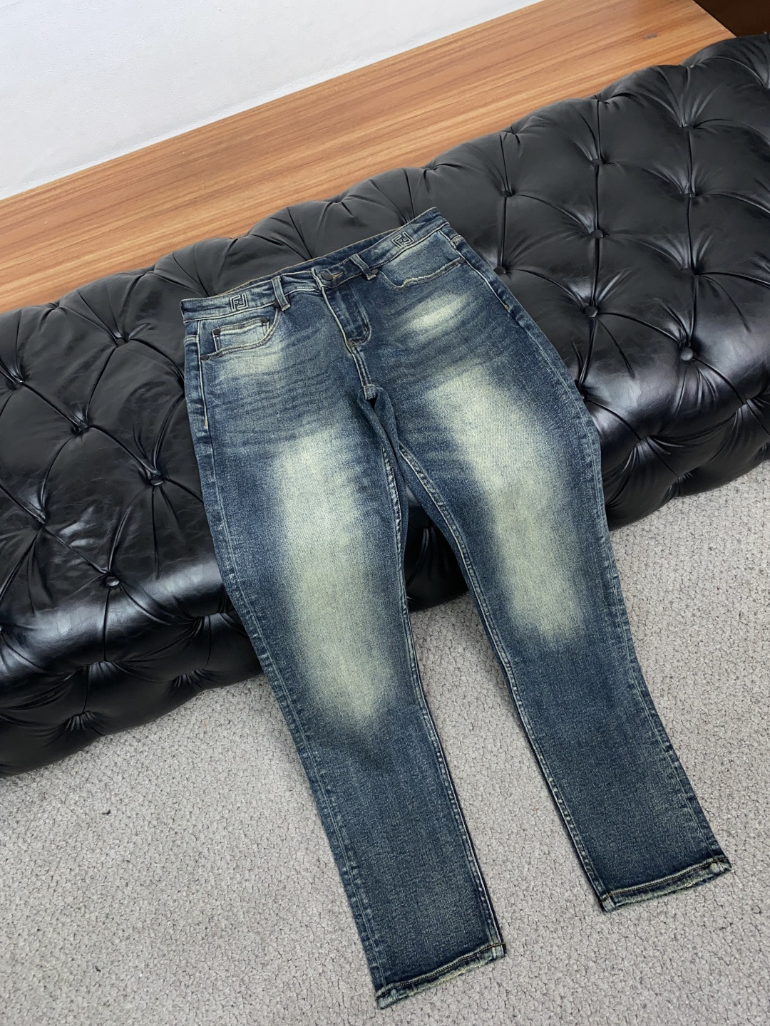芬迪 29-38最新款修身 牛仔裤 秋冬最新款上身版型无敌正! 绝对可以闭眼收的一款 此款裤子非常百搭,日常上班 户外运 芬迪 29-38最新款修身 牛仔裤 秋冬最新款上身版型无敌正! 绝对可以闭眼收的一款 此款裤子非常百搭,日常上班 户外运
