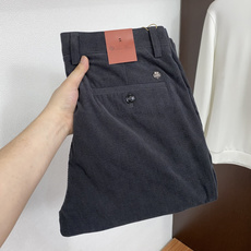1v 路易威登 29-40 有35 2026ss 秋冬 新品 意大利风格男装品牌,皮牌和后袋刺绣都是双R标识。 品牌主打 1v 路易威登 29-40 有35 2026ss 秋冬 新品 意大利风格男装品牌,皮牌和后袋刺绣都是双R标识。 品牌主打
