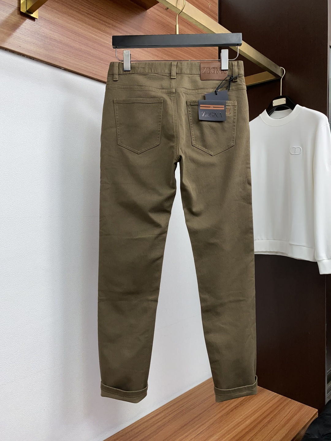 杰尼亚 29-40有35 2026ss 秋冬 新品 意大利风格男装品牌，皮牌和后袋刺绣都是双R标识。 品牌主打男士休闲裤