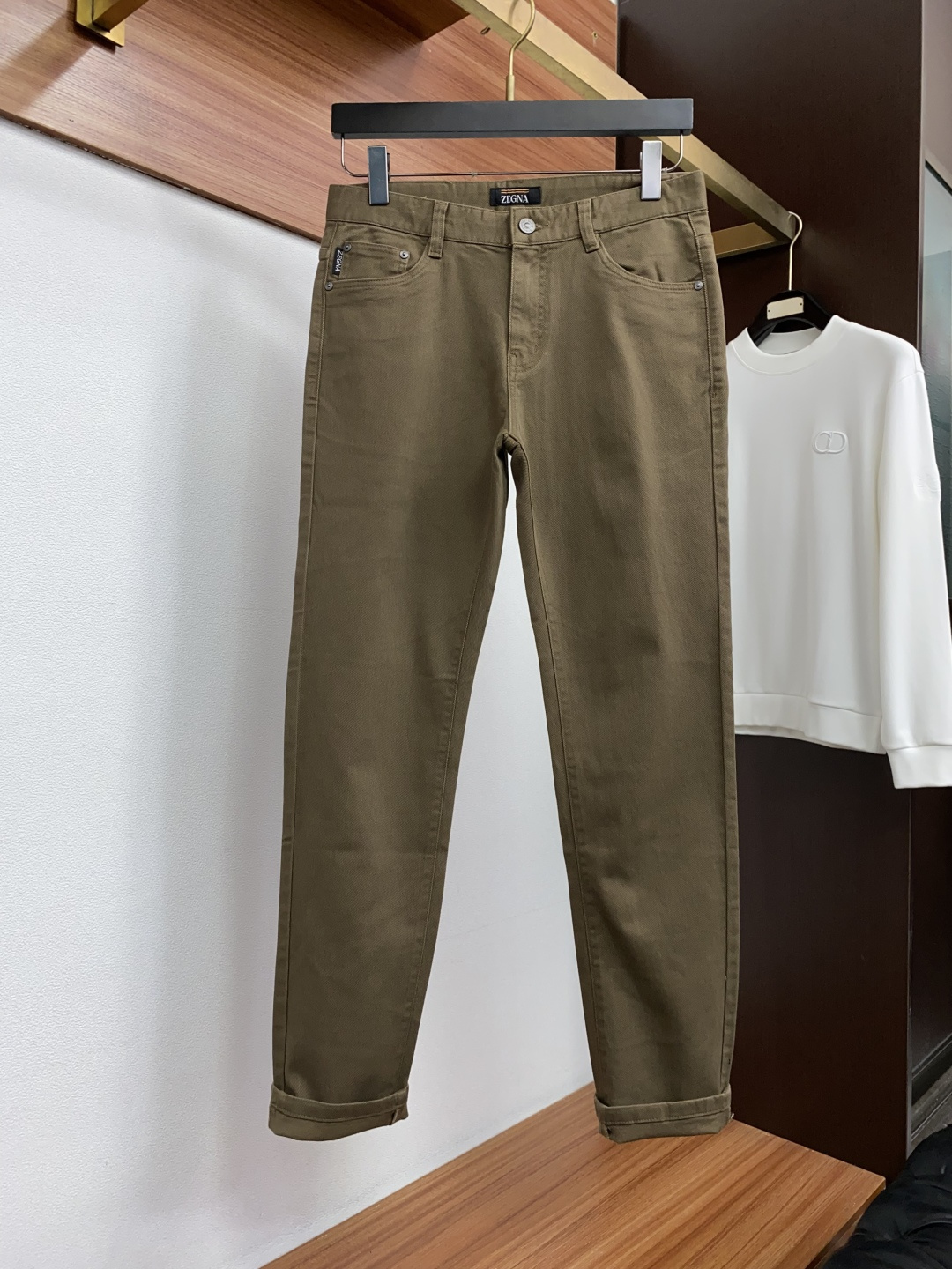 杰尼亚 29-40有35 2026ss 秋冬 新品 意大利风格男装品牌，皮牌和后袋刺绣都是双R标识。 品牌主打男士休闲裤