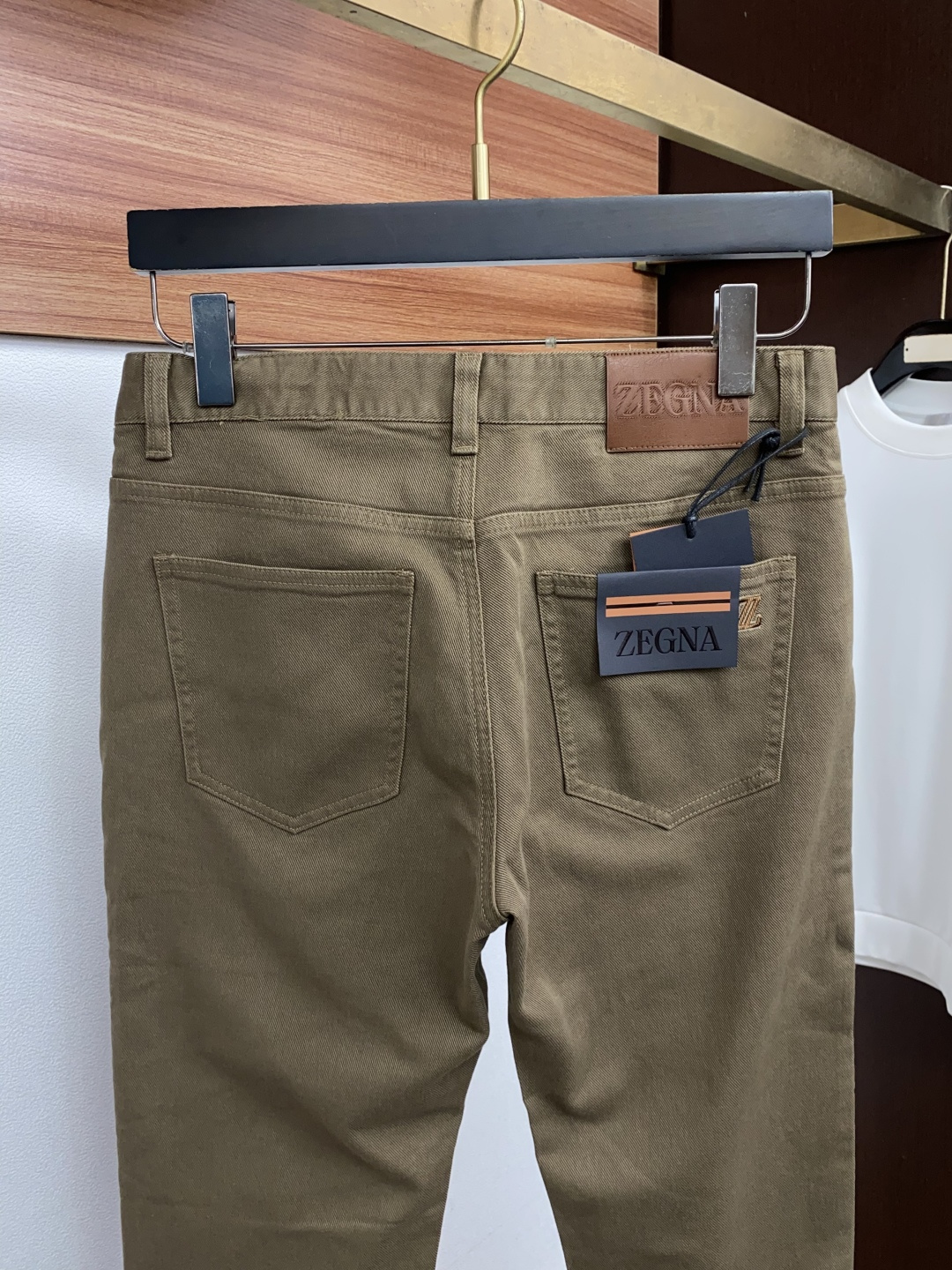 杰尼亚 29-40有35 2026ss 秋冬 新品 意大利风格男装品牌，皮牌和后袋刺绣都是双R标识。 品牌主打男士休闲裤