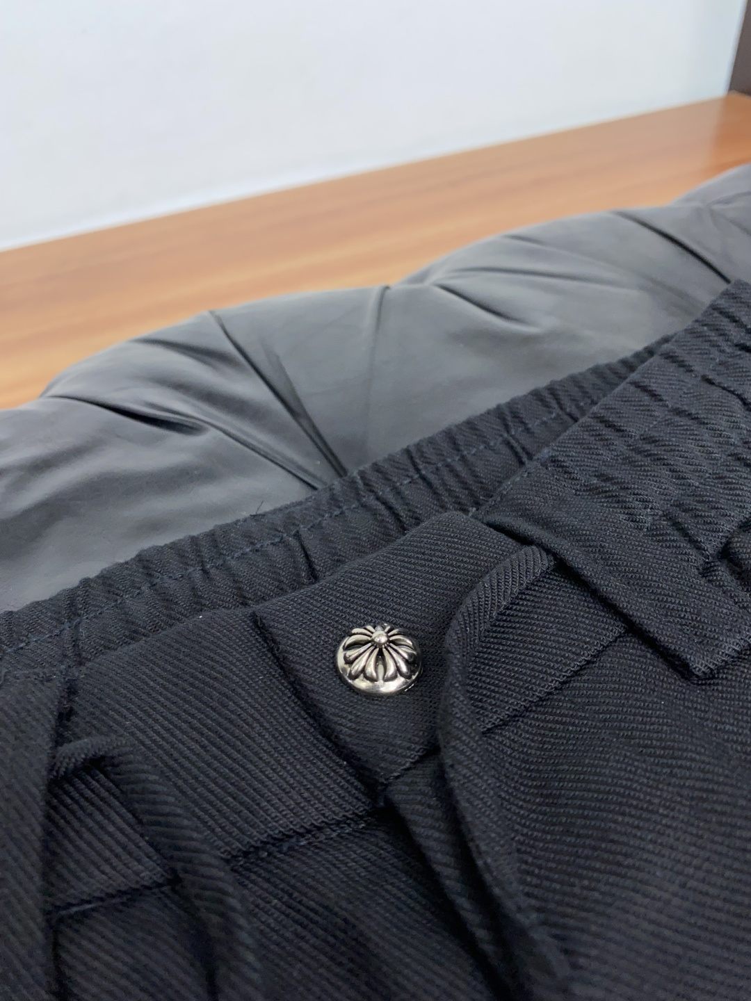 克罗心 M-3xL 最新款直筒休闲裤 秋冬最新款上身版型无敌正! 绝对可以闭眼收的一款 此款裤子非常百搭,日常上班 户 克罗心 M-3xL 最新款直筒休闲裤 秋冬最新款上身版型无敌正! 绝对可以闭眼收的一款 此款裤子非常百搭,日常上班 户
