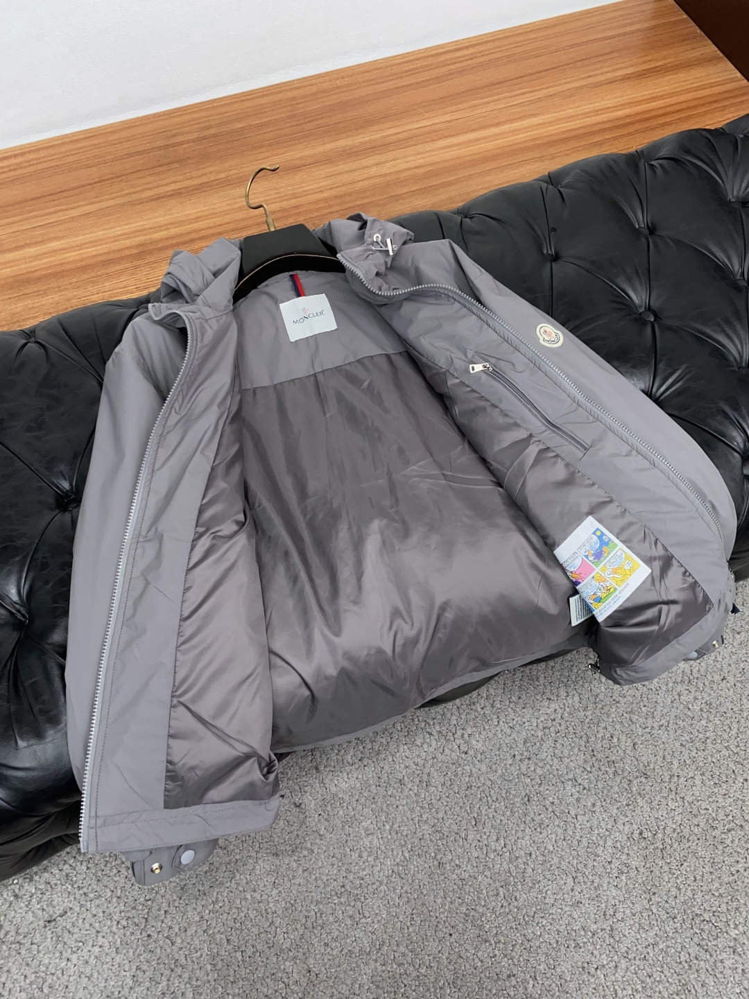 蒙口 码数M-3xL 重磅推荐!2026秋冬新品 官网同步发售 简约连帽棉衣夹克外套 进口原版高品质聚酯纤维面料,工艺垂 蒙口 码数M-3xL 重磅推荐!2026秋冬新品 官网同步发售 简约连帽棉衣夹克外套 进口原版高品质聚酯纤维面料,工艺垂