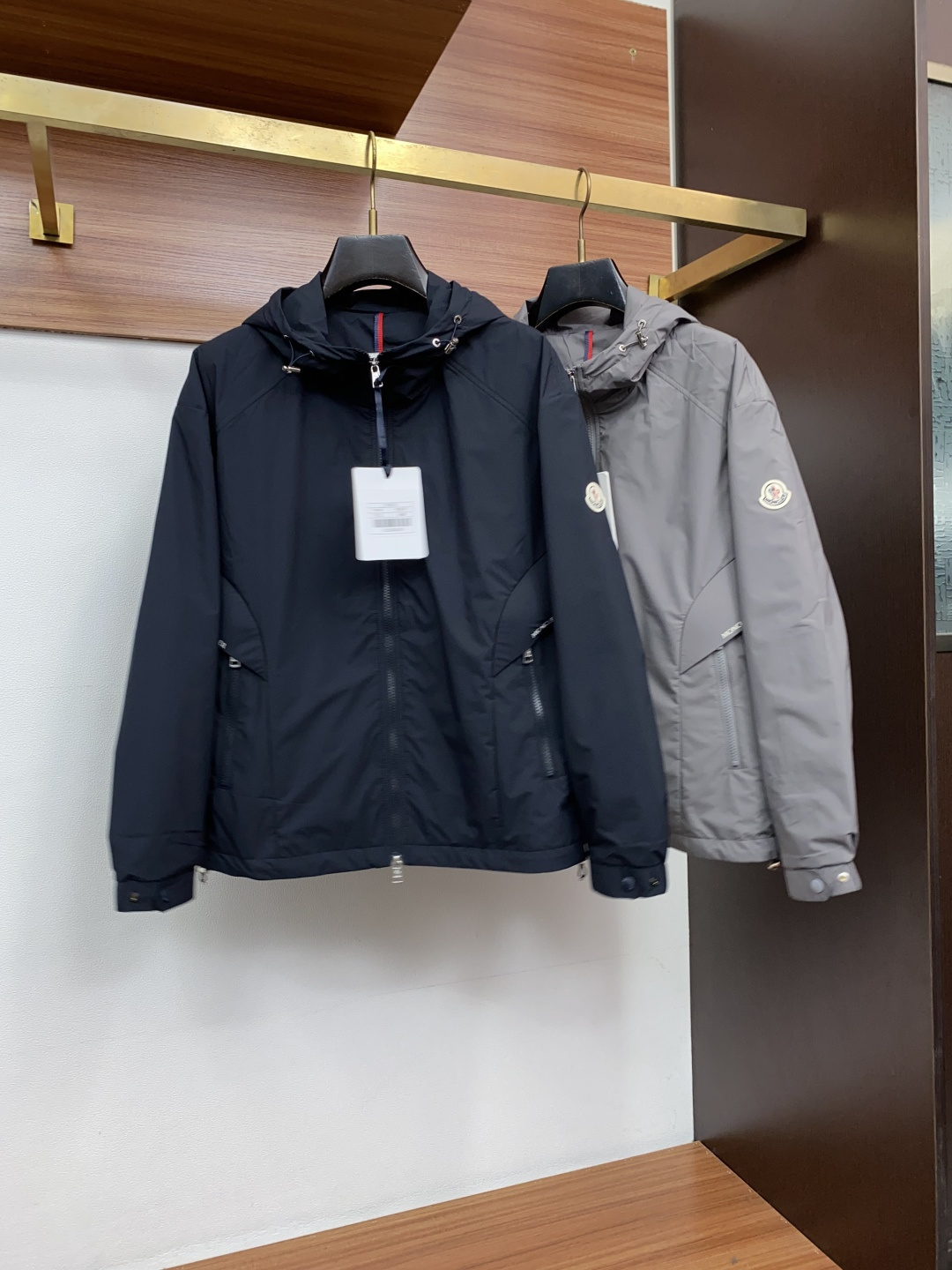 蒙口 码数M-3xL 重磅推荐!2026秋冬新品 官网同步发售 简约连帽棉衣夹克外套 进口原版高品质聚酯纤维面料,工艺垂 蒙口 码数M-3xL 重磅推荐!2026秋冬新品 官网同步发售 简约连帽棉衣夹克外套 进口原版高品质聚酯纤维面料,工艺垂