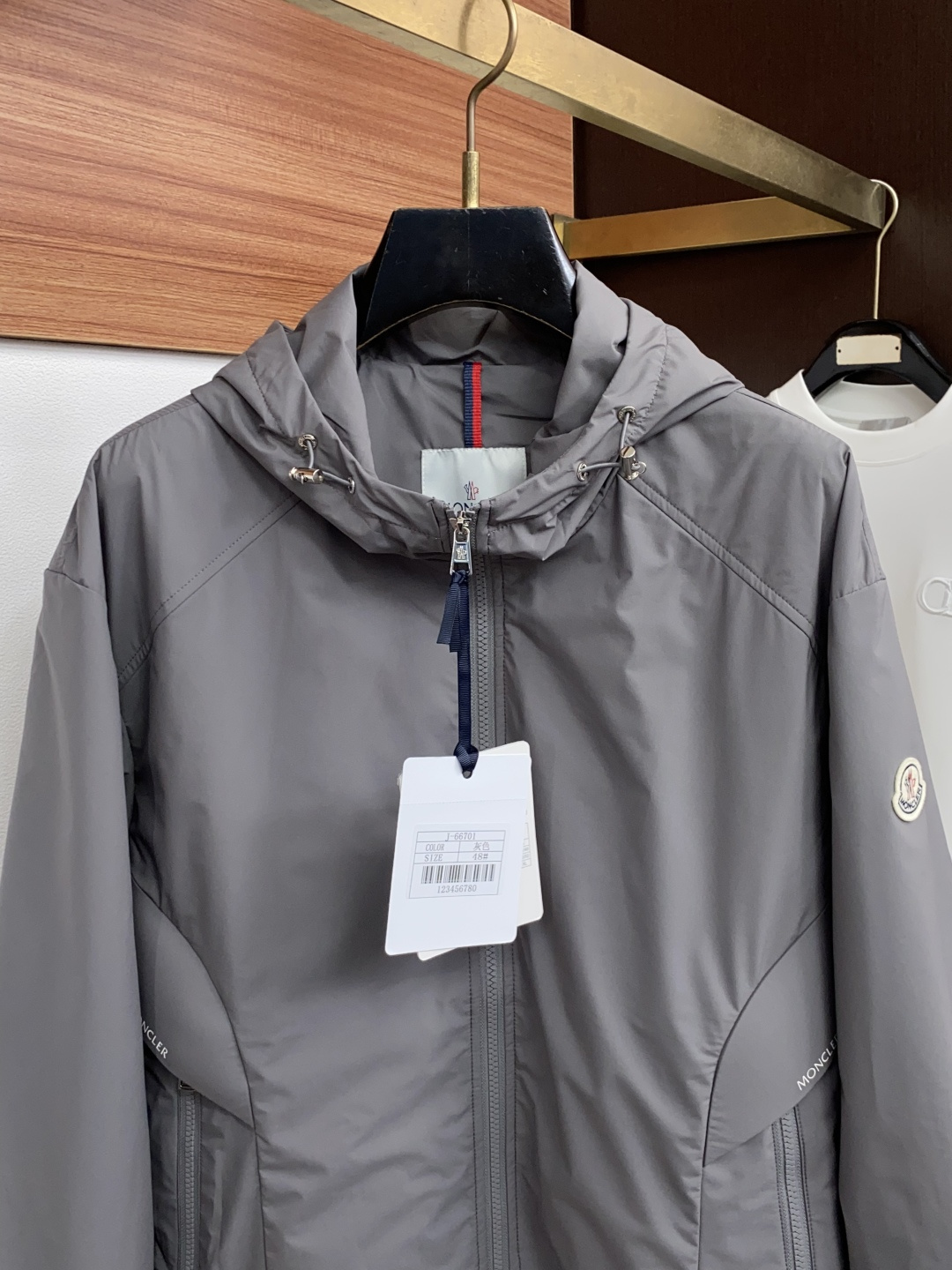蒙口 码数M-3xL 重磅推荐!2026秋冬新品 官网同步发售 简约连帽棉衣夹克外套 进口原版高品质聚酯纤维面料,工艺垂 蒙口 码数M-3xL 重磅推荐!2026秋冬新品 官网同步发售 简约连帽棉衣夹克外套 进口原版高品质聚酯纤维面料,工艺垂