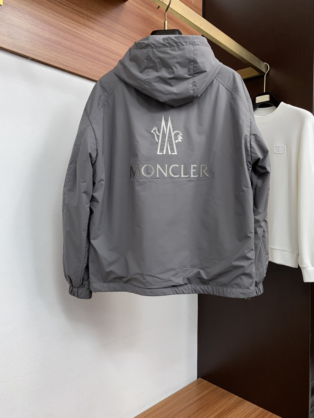 蒙口 码数M-3xL 重磅推荐!2026秋冬新品 官网同步发售 简约连帽棉衣夹克外套 进口原版高品质聚酯纤维面料,工艺垂 蒙口 码数M-3xL 重磅推荐!2026秋冬新品 官网同步发售 简约连帽棉衣夹克外套 进口原版高品质聚酯纤维面料,工艺垂