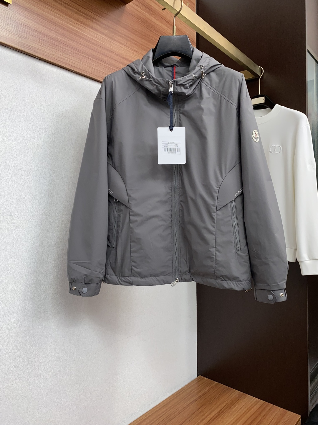 蒙口 码数M-3xL 重磅推荐！2026秋冬新品 官网同步发售 简约连帽棉衣夹克外套 进口原版高品质聚酯纤维面料，工艺垂