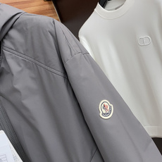 蒙口 码数M-3xL 重磅推荐!2026秋冬新品 官网同步发售 简约连帽棉衣夹克外套 进口原版高品质聚酯纤维面料,工艺垂 蒙口 码数M-3xL 重磅推荐!2026秋冬新品 官网同步发售 简约连帽棉衣夹克外套 进口原版高品质聚酯纤维面料,工艺垂