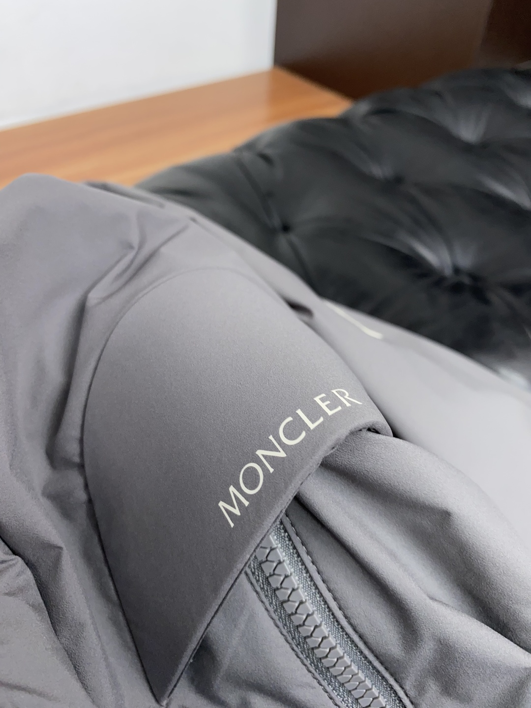 蒙口 码数M-3xL 重磅推荐!2026秋冬新品 官网同步发售 简约连帽棉衣夹克外套 进口原版高品质聚酯纤维面料,工艺垂 蒙口 码数M-3xL 重磅推荐!2026秋冬新品 官网同步发售 简约连帽棉衣夹克外套 进口原版高品质聚酯纤维面料,工艺垂