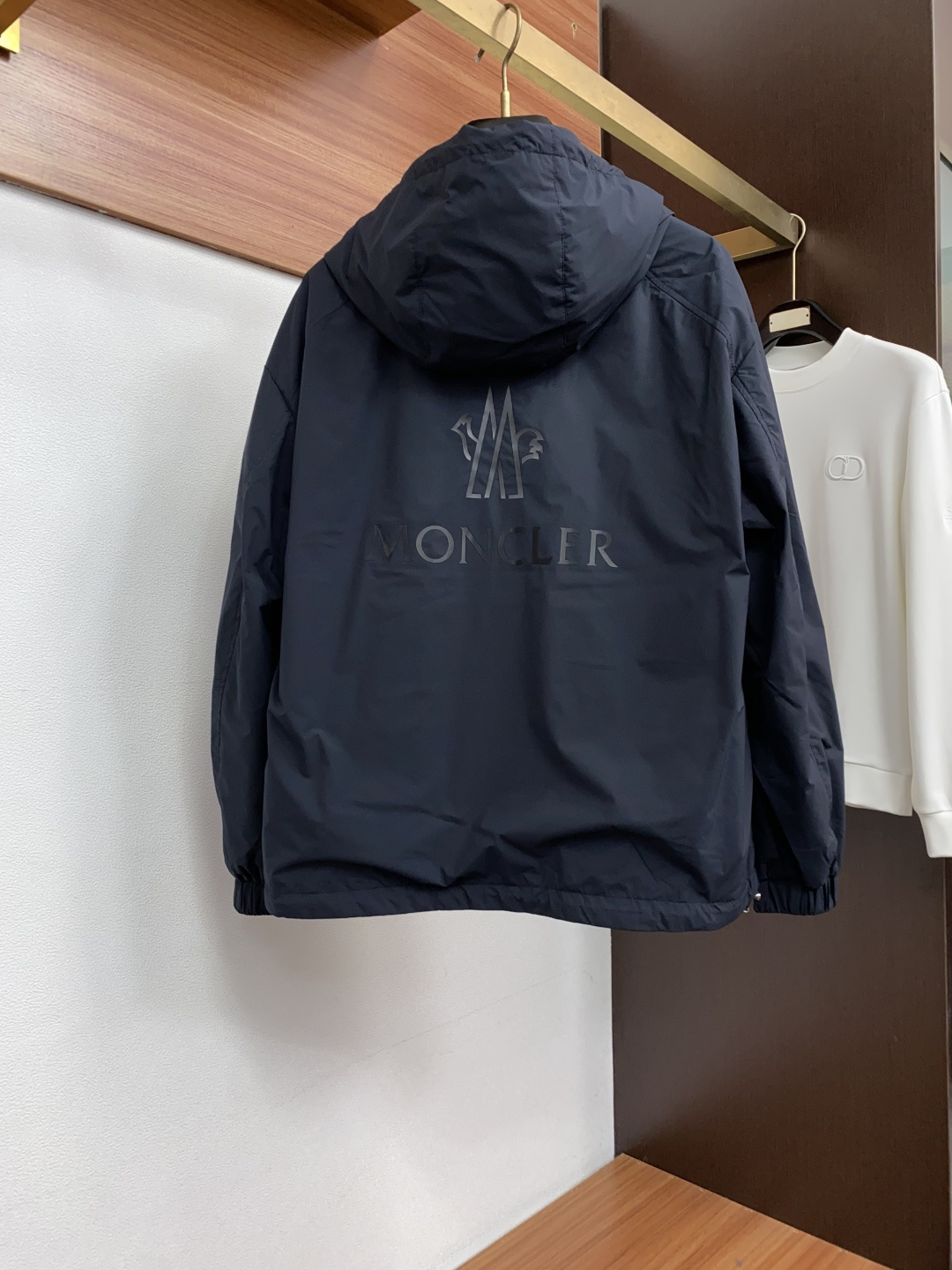 蒙口 码数M-3xL 重磅推荐!2026秋冬新品 官网同步发售 简约连帽棉衣夹克外套 进口原版高品质聚酯纤维面料,工艺垂 蒙口 码数M-3xL 重磅推荐!2026秋冬新品 官网同步发售 简约连帽棉衣夹克外套 进口原版高品质聚酯纤维面料,工艺垂
