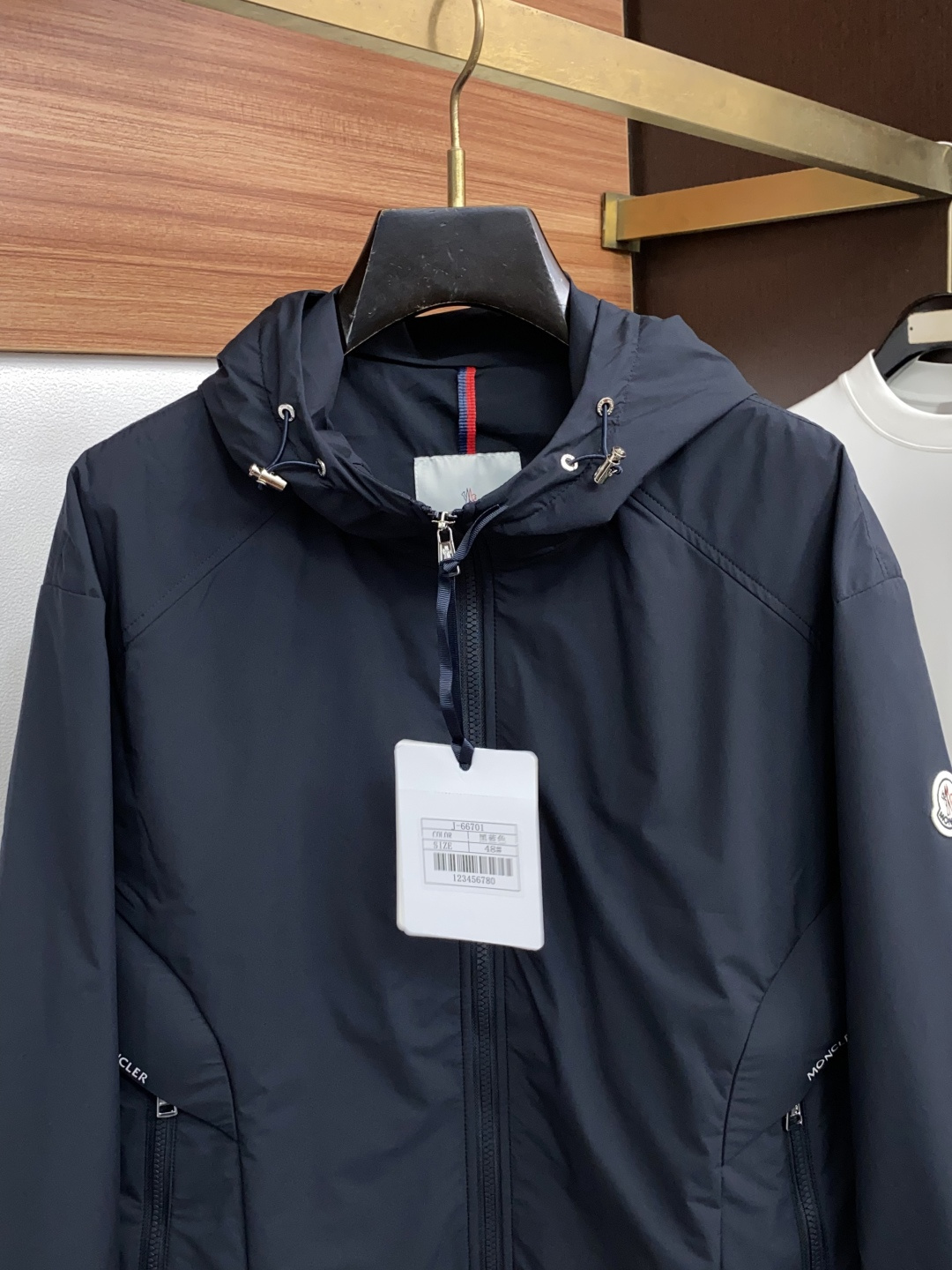 蒙口 码数M-3xL 重磅推荐!2026秋冬新品 官网同步发售 简约连帽棉衣夹克外套 进口原版高品质聚酯纤维面料,工艺垂 蒙口 码数M-3xL 重磅推荐!2026秋冬新品 官网同步发售 简约连帽棉衣夹克外套 进口原版高品质聚酯纤维面料,工艺垂