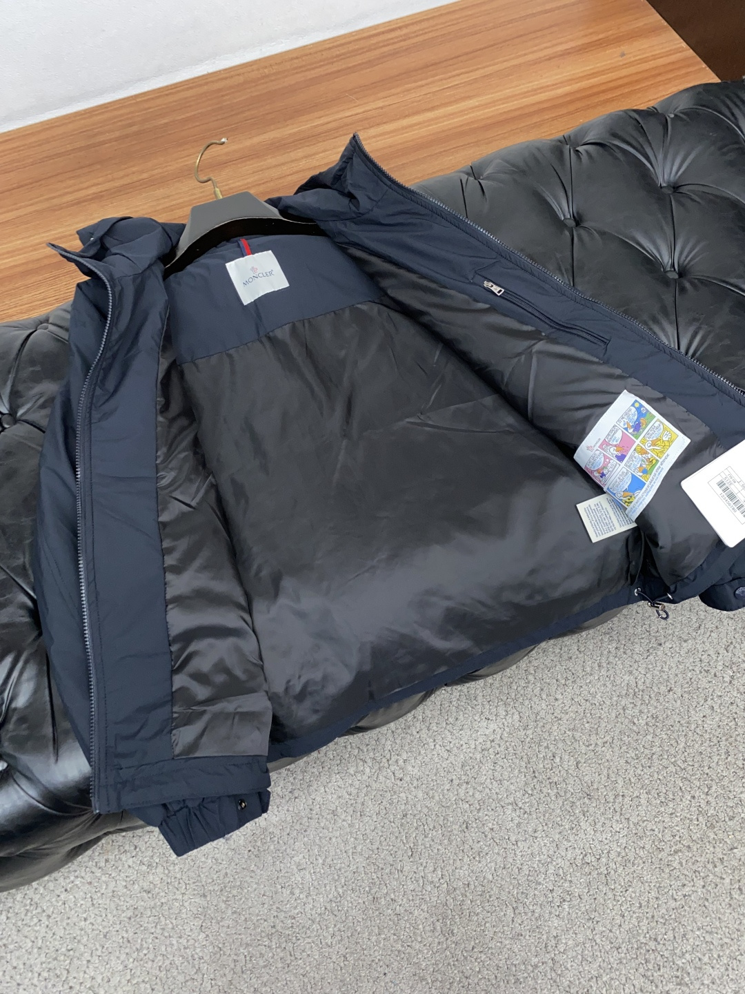 蒙口 码数M-3xL 重磅推荐!2026秋冬新品 官网同步发售 简约连帽棉衣夹克外套 进口原版高品质聚酯纤维面料,工艺垂 蒙口 码数M-3xL 重磅推荐!2026秋冬新品 官网同步发售 简约连帽棉衣夹克外套 进口原版高品质聚酯纤维面料,工艺垂