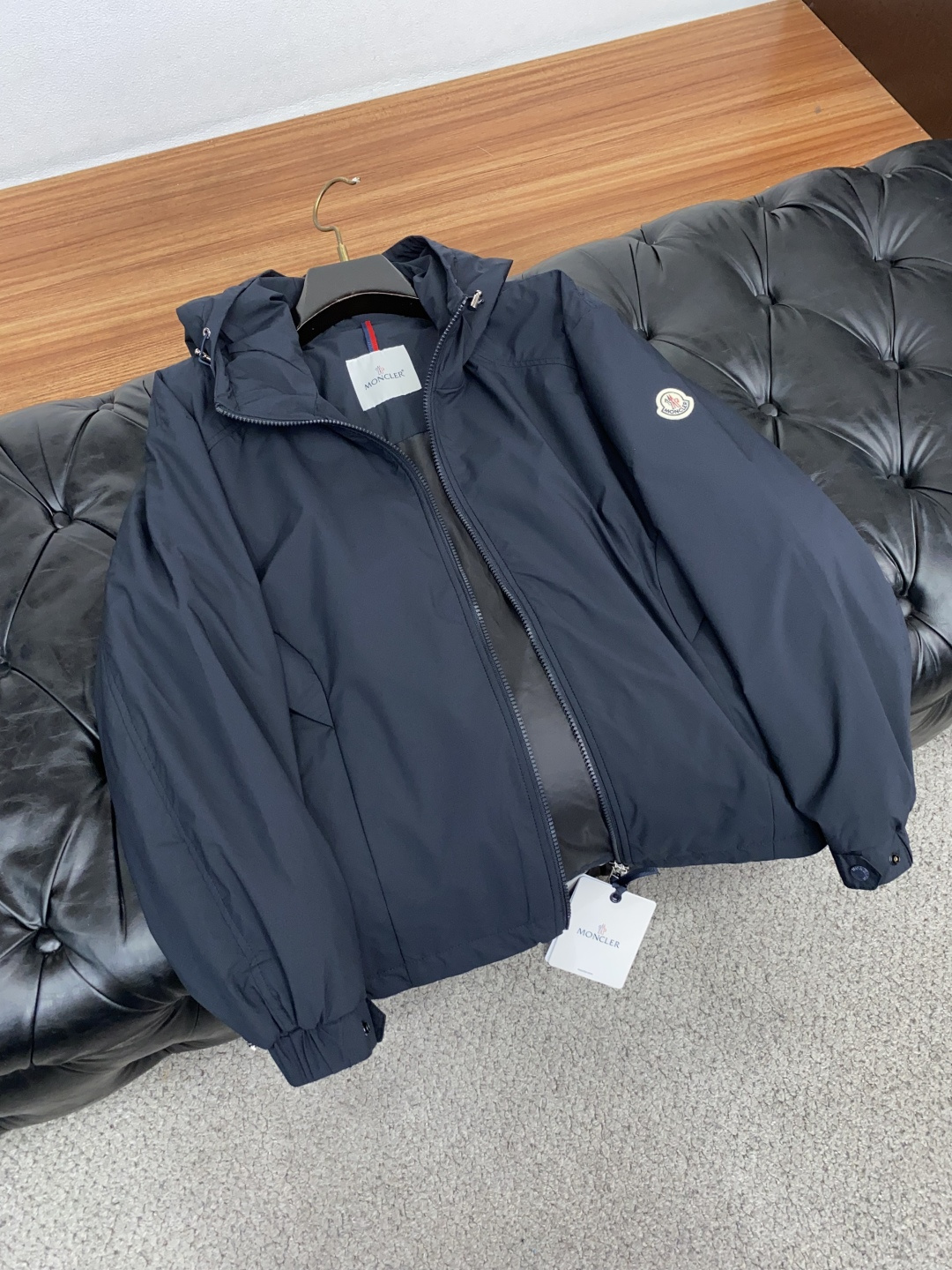 蒙口 码数M-3xL 重磅推荐!2026秋冬新品 官网同步发售 简约连帽棉衣夹克外套 进口原版高品质聚酯纤维面料,工艺垂 蒙口 码数M-3xL 重磅推荐!2026秋冬新品 官网同步发售 简约连帽棉衣夹克外套 进口原版高品质聚酯纤维面料,工艺垂