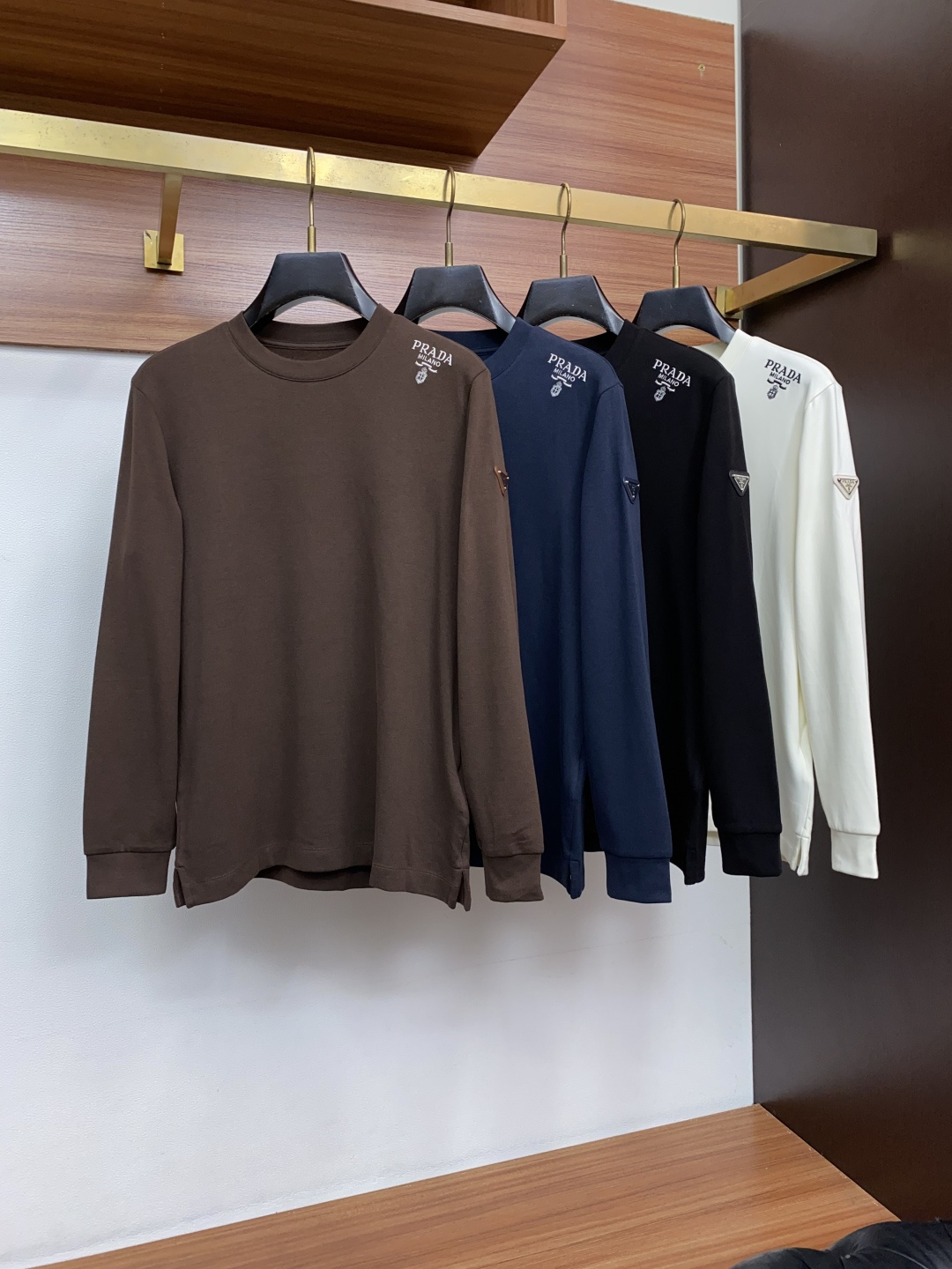 普拉达 M-3xL2026新款男士高端简约翻领拉绒长袖打底衫莫代尔丝光拉绒面料 香港洋行渠道货,纯正血统品质,春夏新款, 普拉达 M-3xL2026新款男士高端简约翻领拉绒长袖打底衫莫代尔丝光拉绒面料 香港洋行渠道货,纯正血统品质,春夏新款,