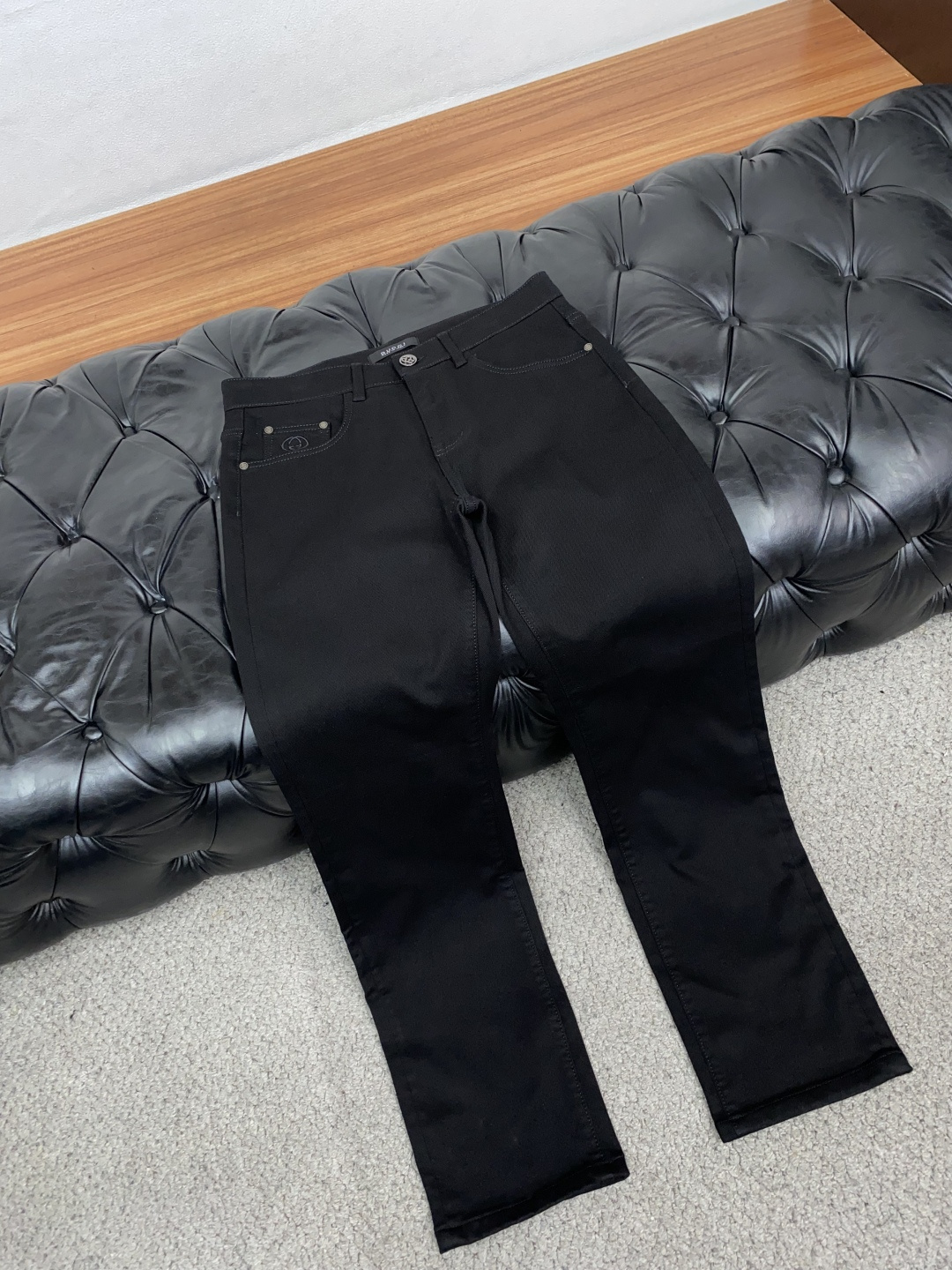 古奇 29-38最新款修身小直筒牛仔裤 秋冬最新款上身版型无敌正! 绝对可以闭眼收的一款 此款裤子非常百搭,日常上班 户 古奇 29-38最新款修身小直筒牛仔裤 秋冬最新款上身版型无敌正! 绝对可以闭眼收的一款 此款裤子非常百搭,日常上班 户