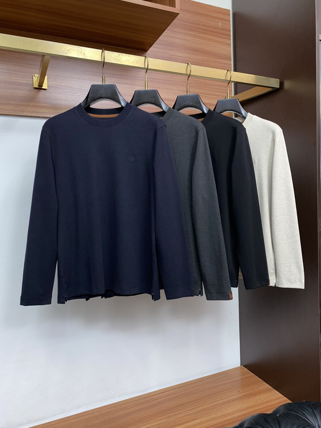 Loro Piana 诺悠翩雅 26SS男士圆领长袖打底衫，精选高支细腻针织面料，顺滑亲肤，弹力适中。简约基础圆领，领口