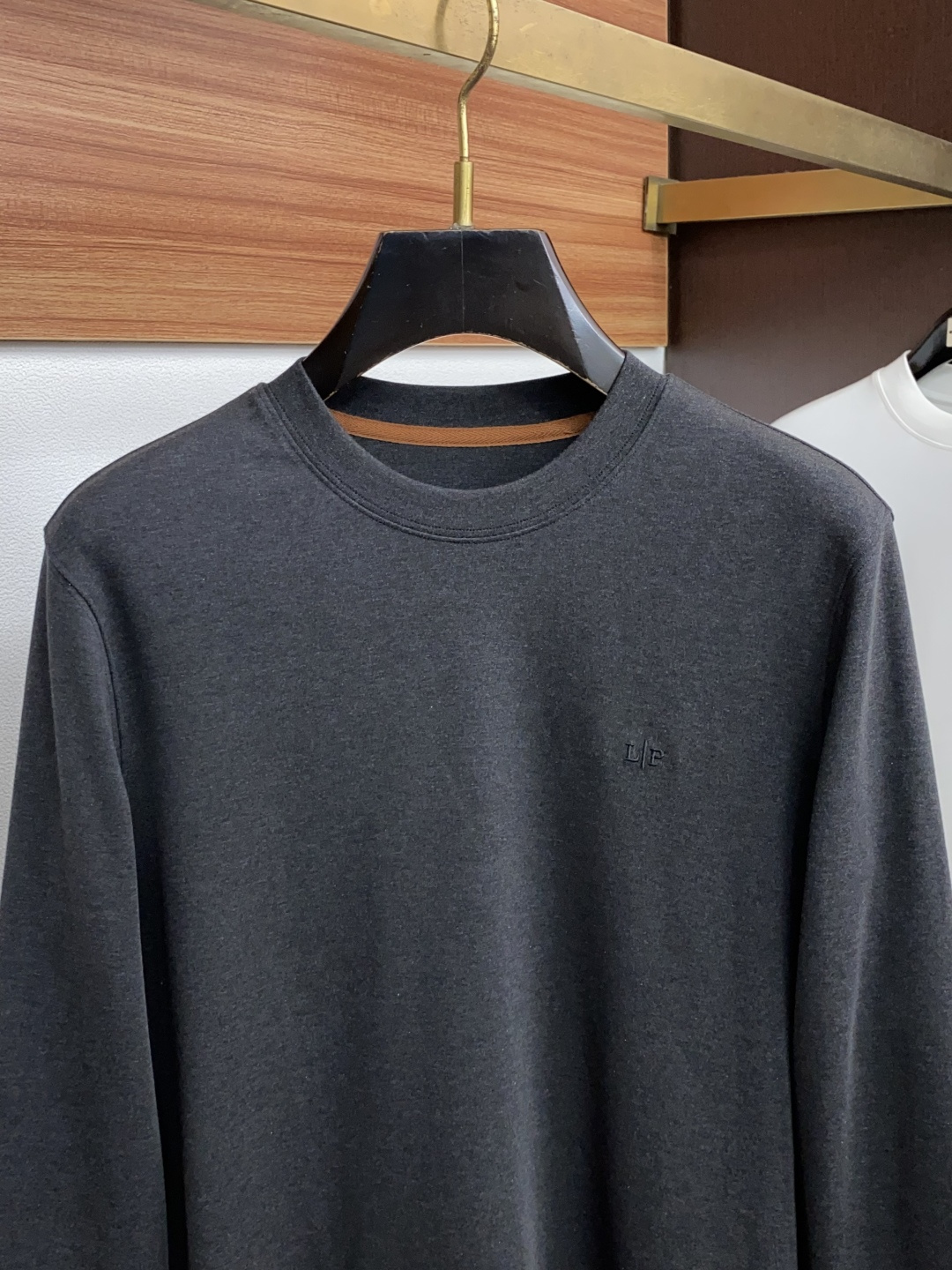 Loro Piana 诺悠翩雅 26SS男士圆领长袖打底衫，精选高支细腻针织面料，顺滑亲肤，弹力适中。简约基础圆领，领口