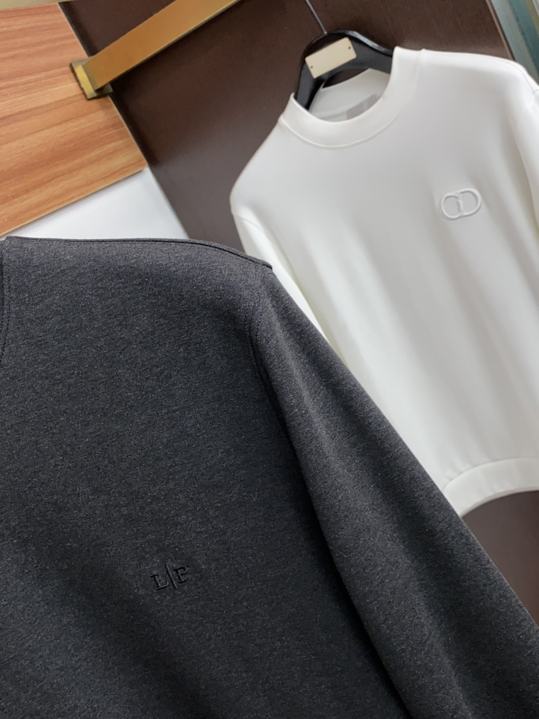 Loro Piana 诺悠翩雅 26SS男士圆领长袖打底衫，精选高支细腻针织面料，顺滑亲肤，弹力适中。简约基础圆领，领口