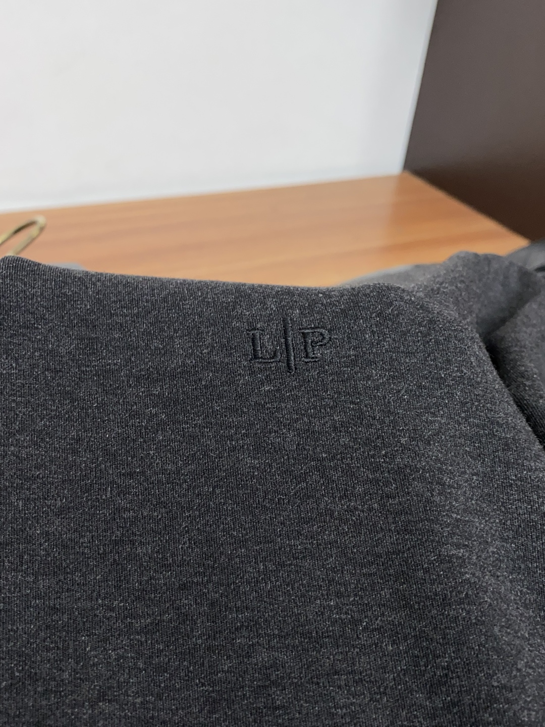 Loro Piana 诺悠翩雅 26SS男士圆领长袖打底衫，精选高支细腻针织面料，顺滑亲肤，弹力适中。简约基础圆领，领口