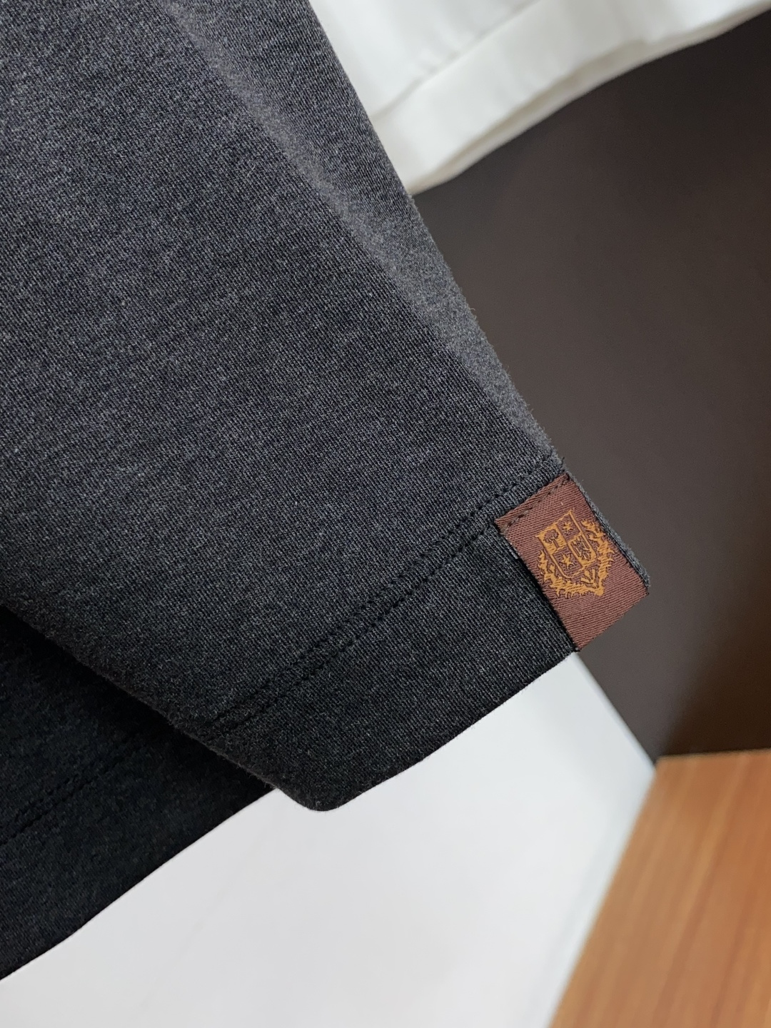 Loro Piana 诺悠翩雅 26SS男士圆领长袖打底衫，精选高支细腻针织面料，顺滑亲肤，弹力适中。简约基础圆领，领口